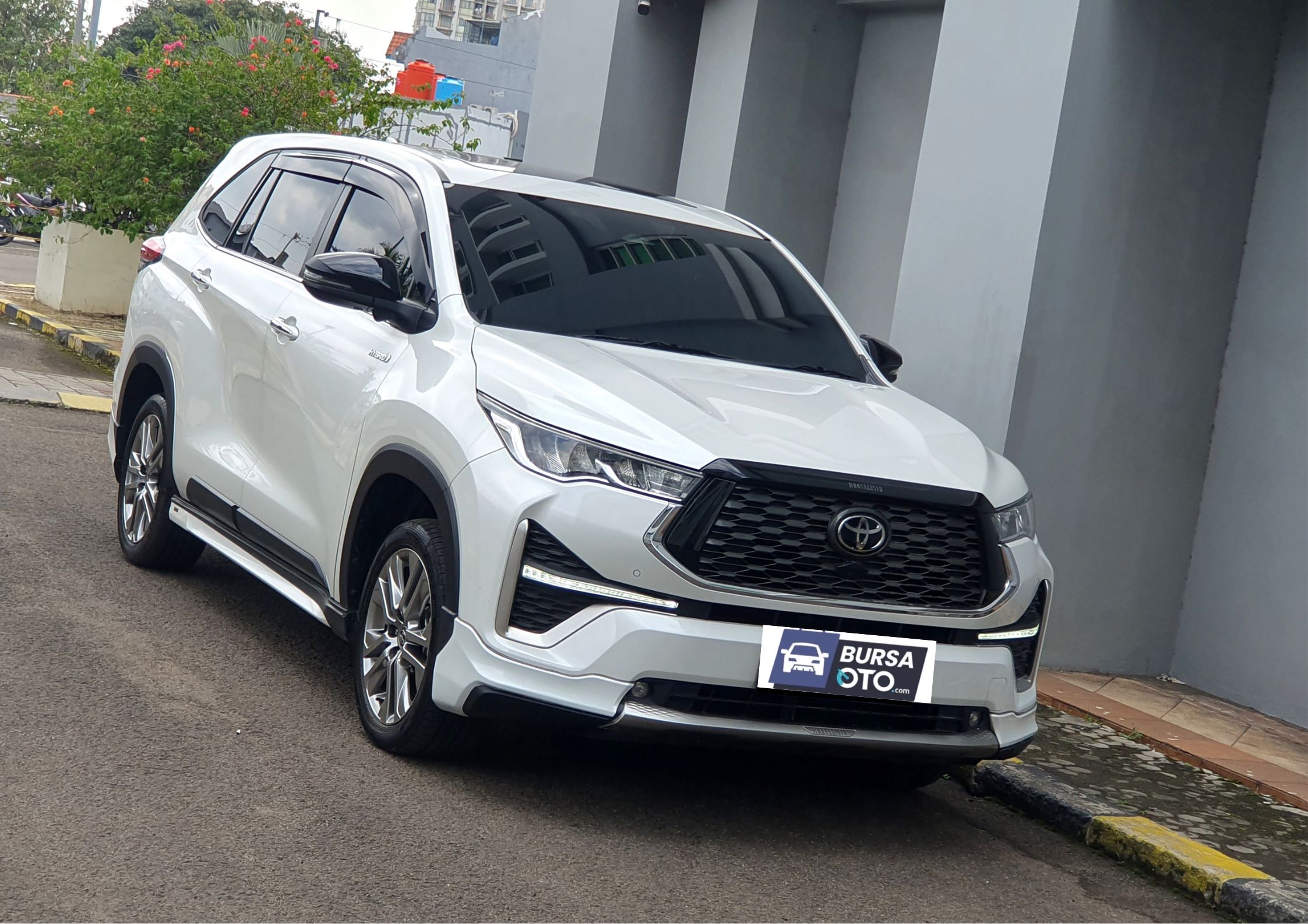 Second Hand 2024 Toyota Kijang Innova Zenix Hybrid EV Second Hand 2024 Toyota Kijang Innova Zenix Hybrid EV