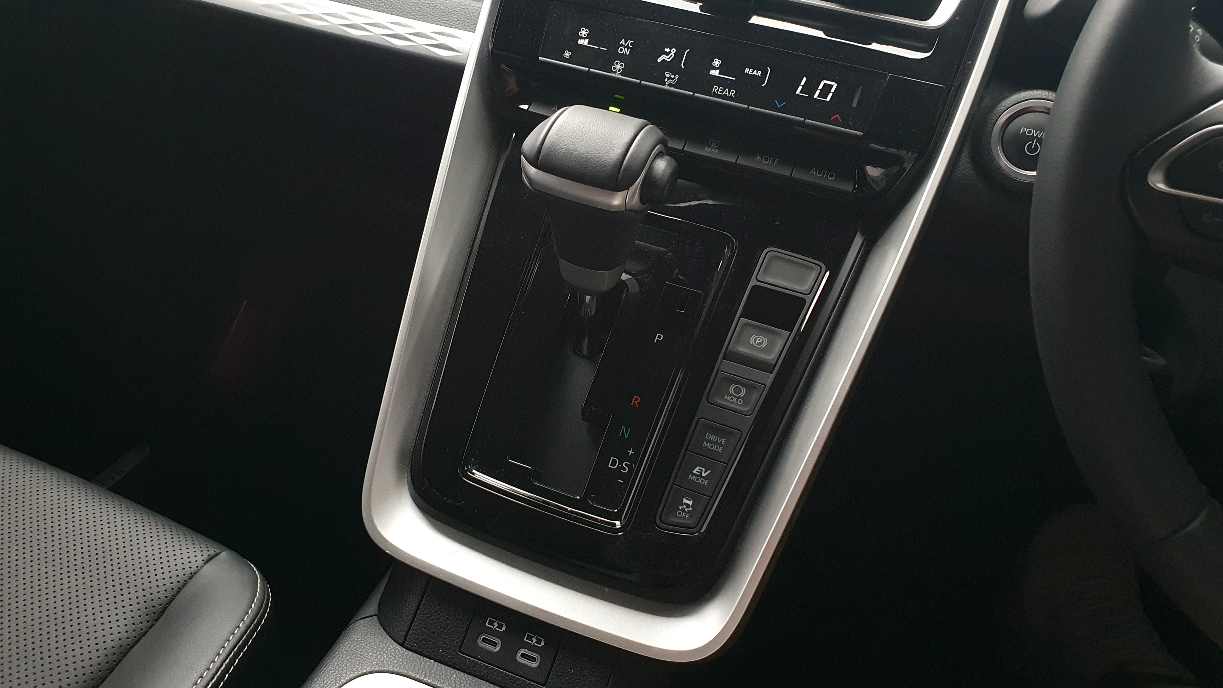 2024 Toyota Kijang Innova Zenix Hybrid EV 2024 Toyota Kijang Innova Zenix Hybrid EV