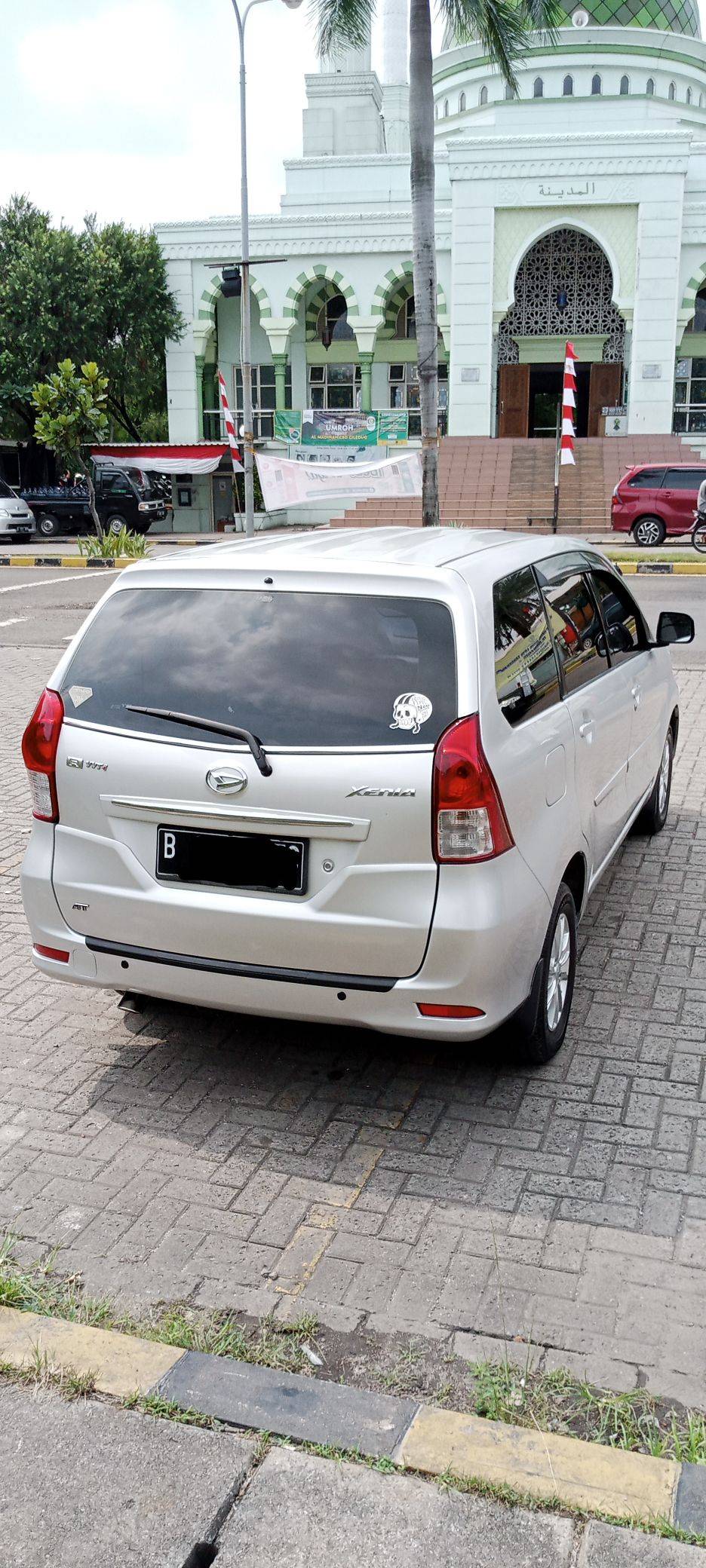 Old 2015 Daihatsu Grand Xenia 1.3 R Deluxe AT 1.3 R Deluxe AT