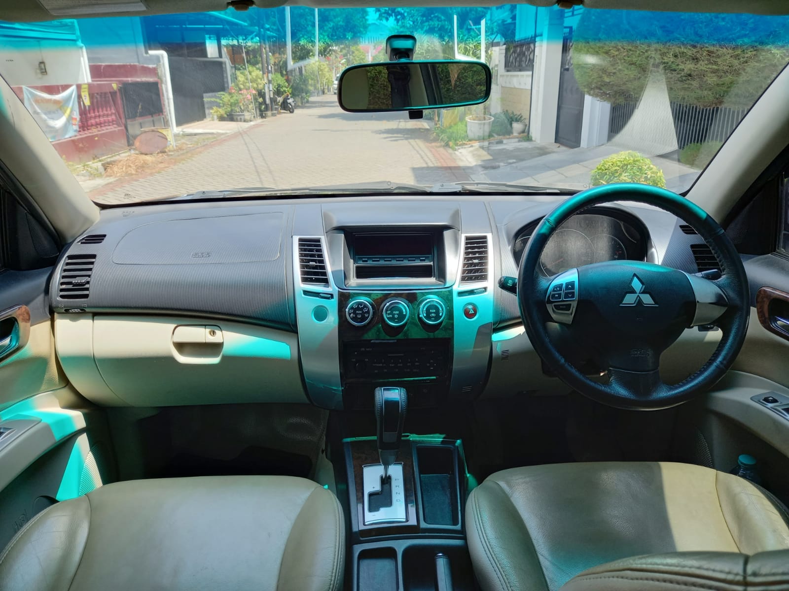 2011 Mitsubishi Pajero Sport  2011 Mitsubishi Pajero Sport