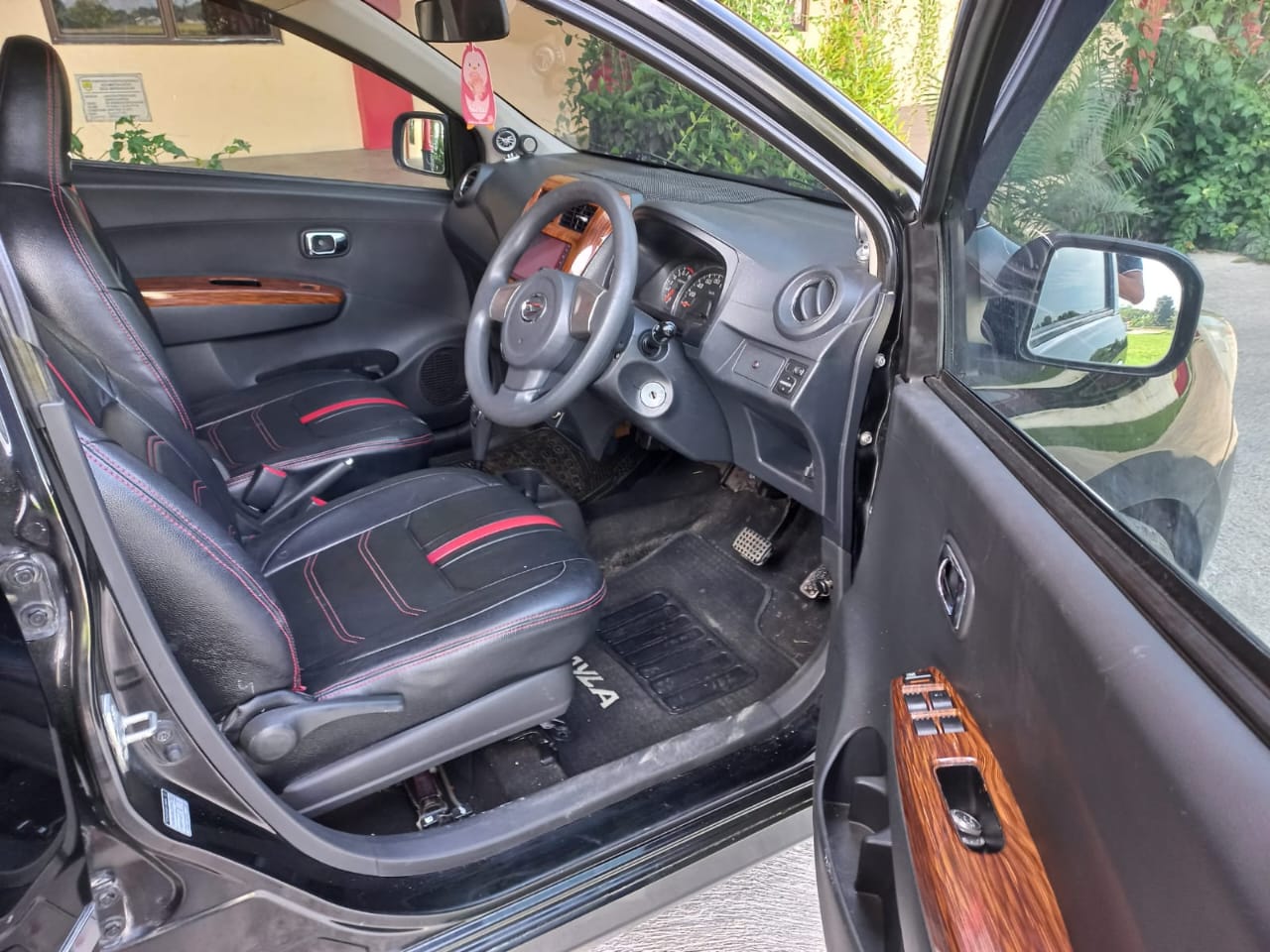 2014 Daihatsu Ayla  2014 Daihatsu Ayla