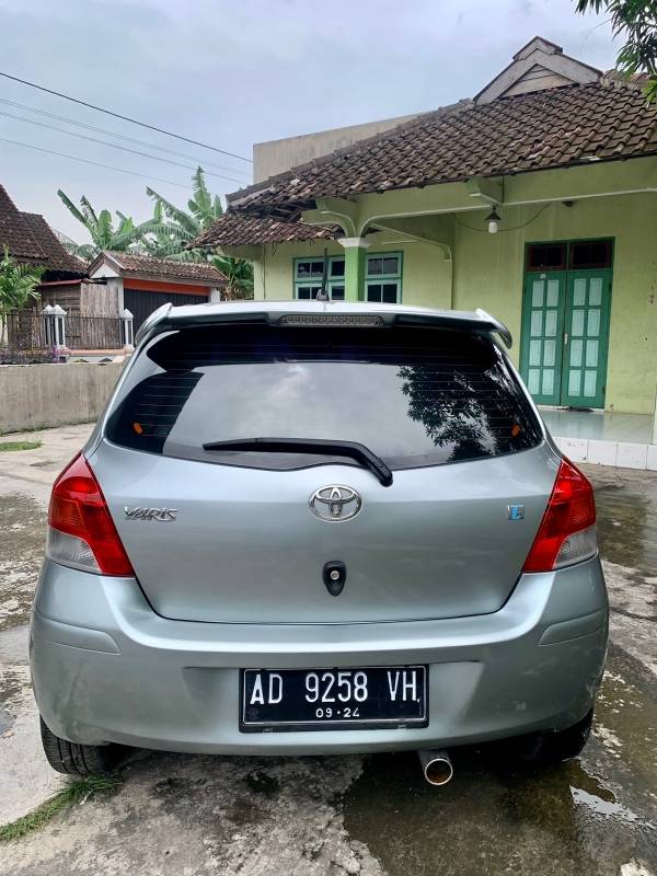 Old 2011 Toyota Yaris  E AT E AT