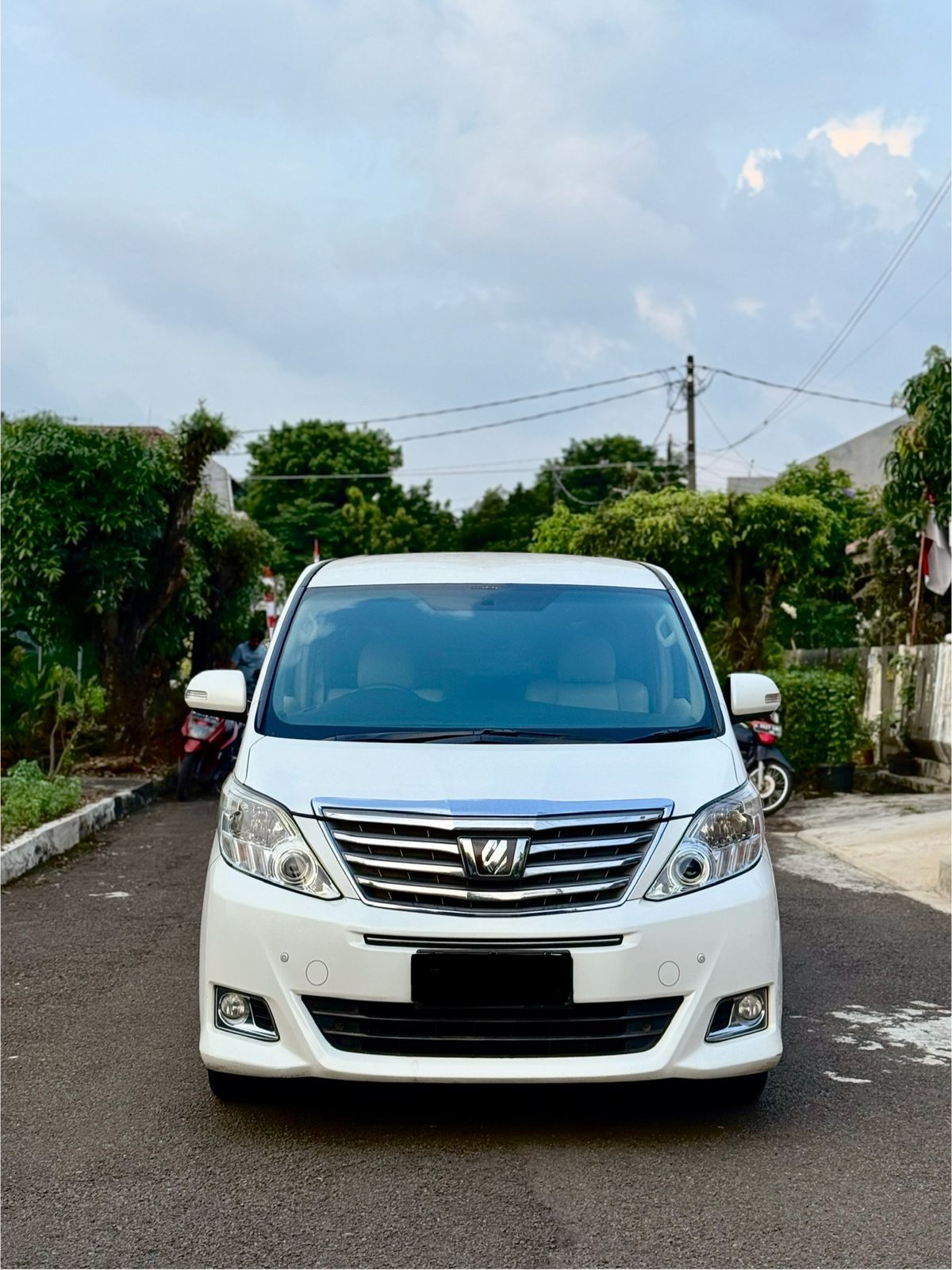 Second Hand 2013 Toyota Alphard  2.4 X AT Second Hand 2013 Toyota Alphard  2.4 X AT