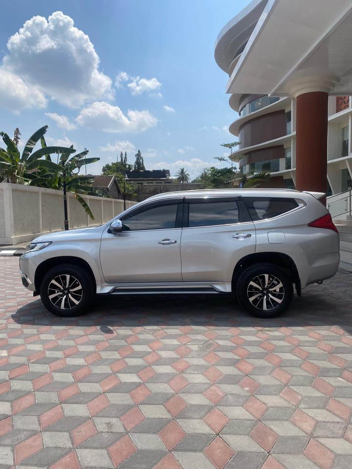 2016 Mitsubishi Pajero Sport Dakar AT 4x2 2016 Mitsubishi Pajero Sport Dakar AT 4x2