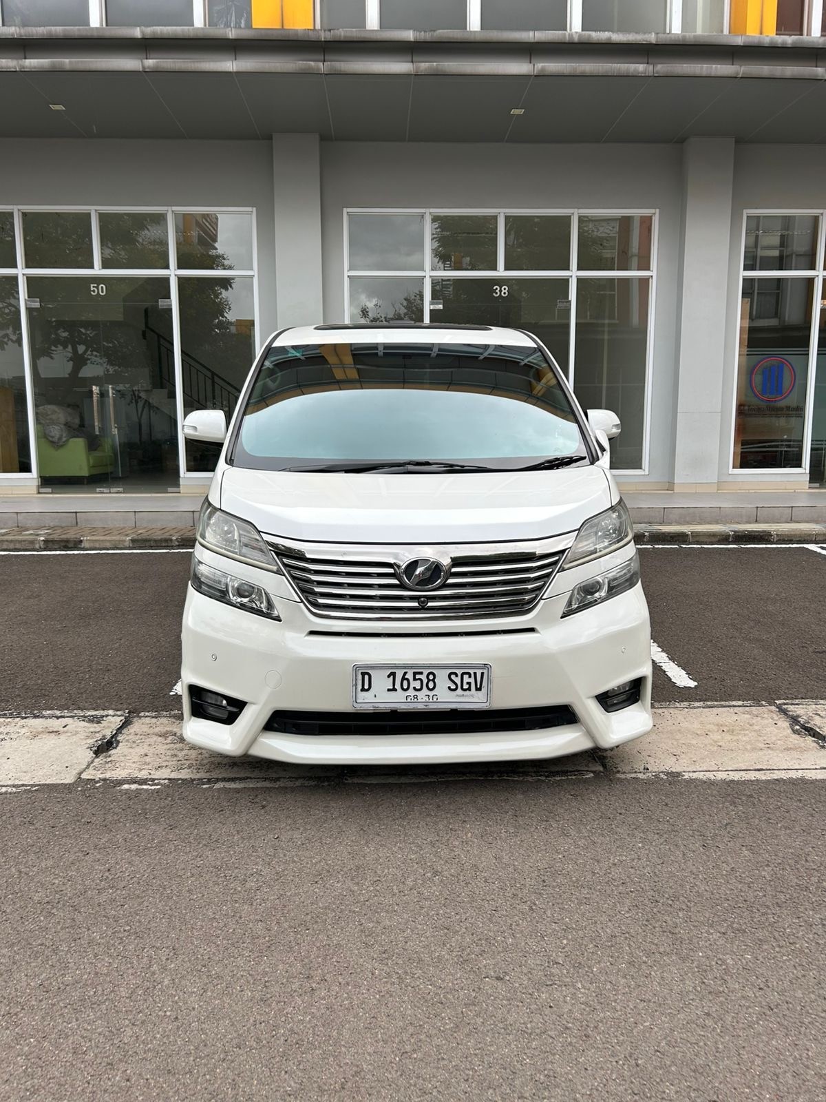Second Hand 2011 Toyota Alphard Vellfire V 2.4L AT Second Hand 2011 Toyota Alphard Vellfire V 2.4L AT