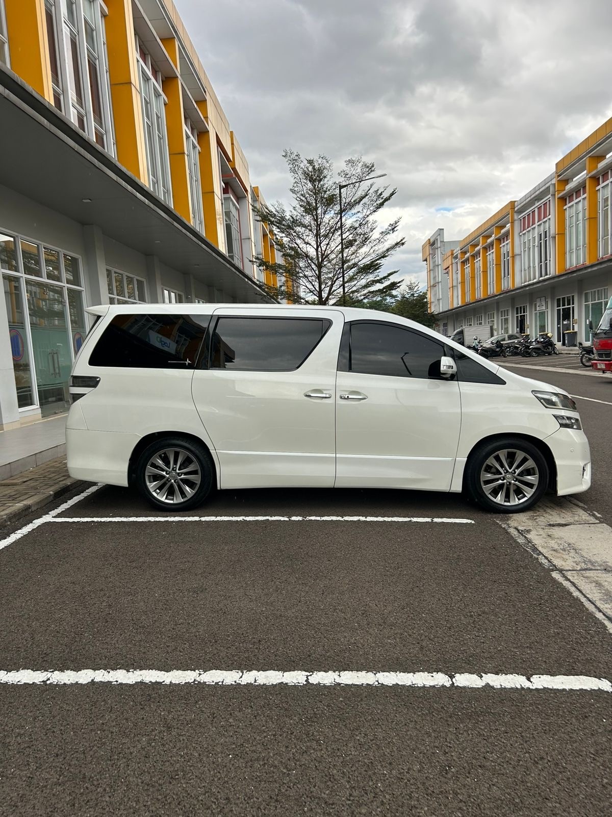 2011 Toyota Alphard Vellfire V 2.4L AT 2011 Toyota Alphard Vellfire V 2.4L AT
