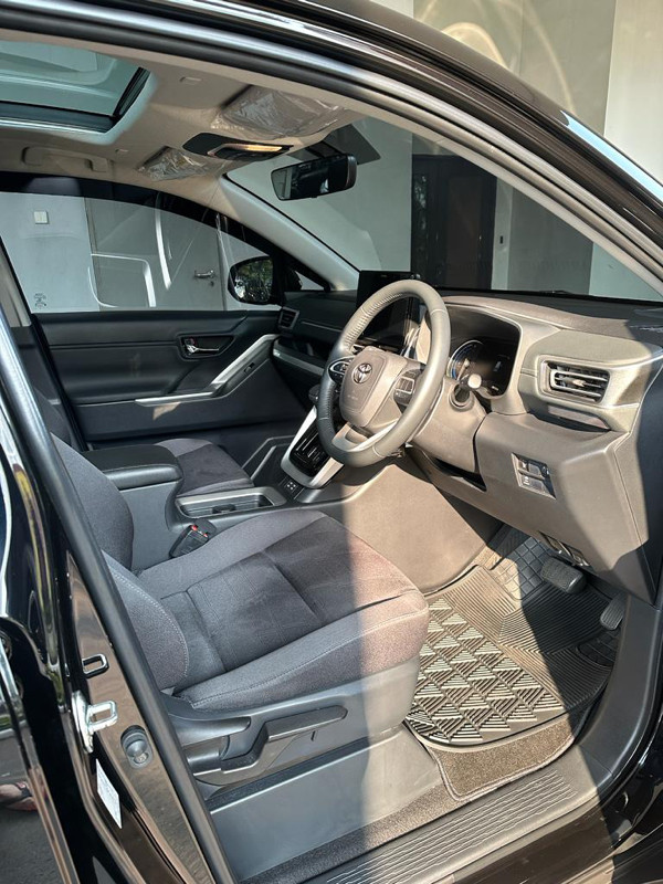 2022 Toyota Kijang Innova Zenix Hybrid EV 2022 Toyota Kijang Innova Zenix Hybrid EV