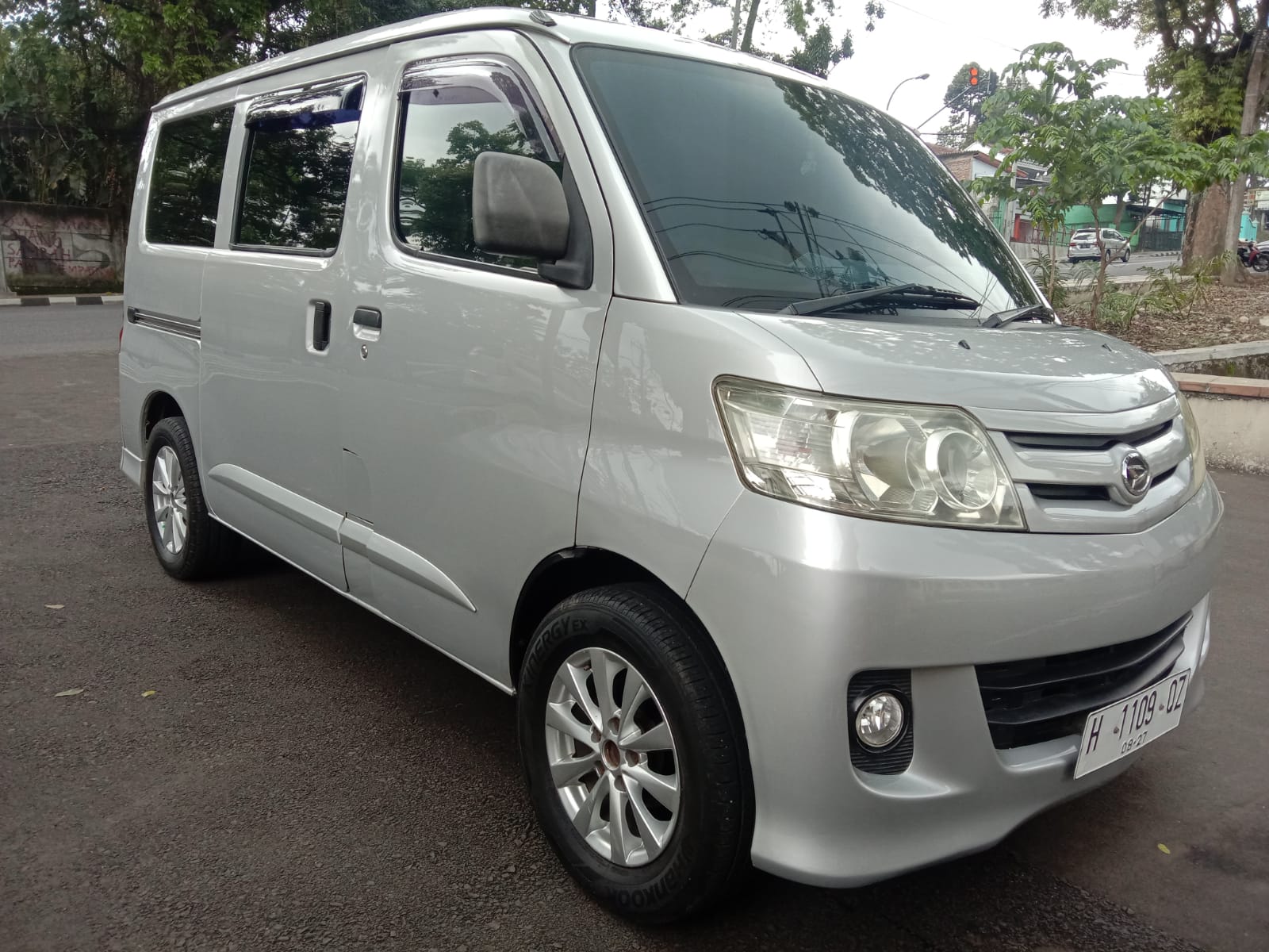 Second Hand 2011 Daihatsu Luxio Second Hand 2011 Daihatsu Luxio