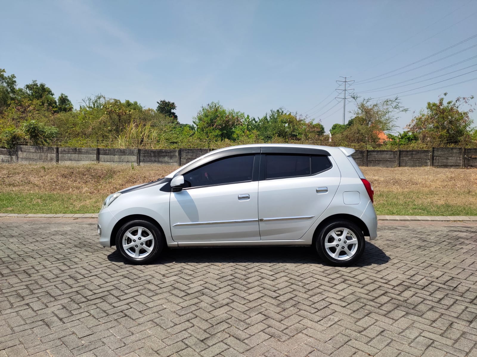 2013 Daihatsu Ayla  2013 Daihatsu Ayla