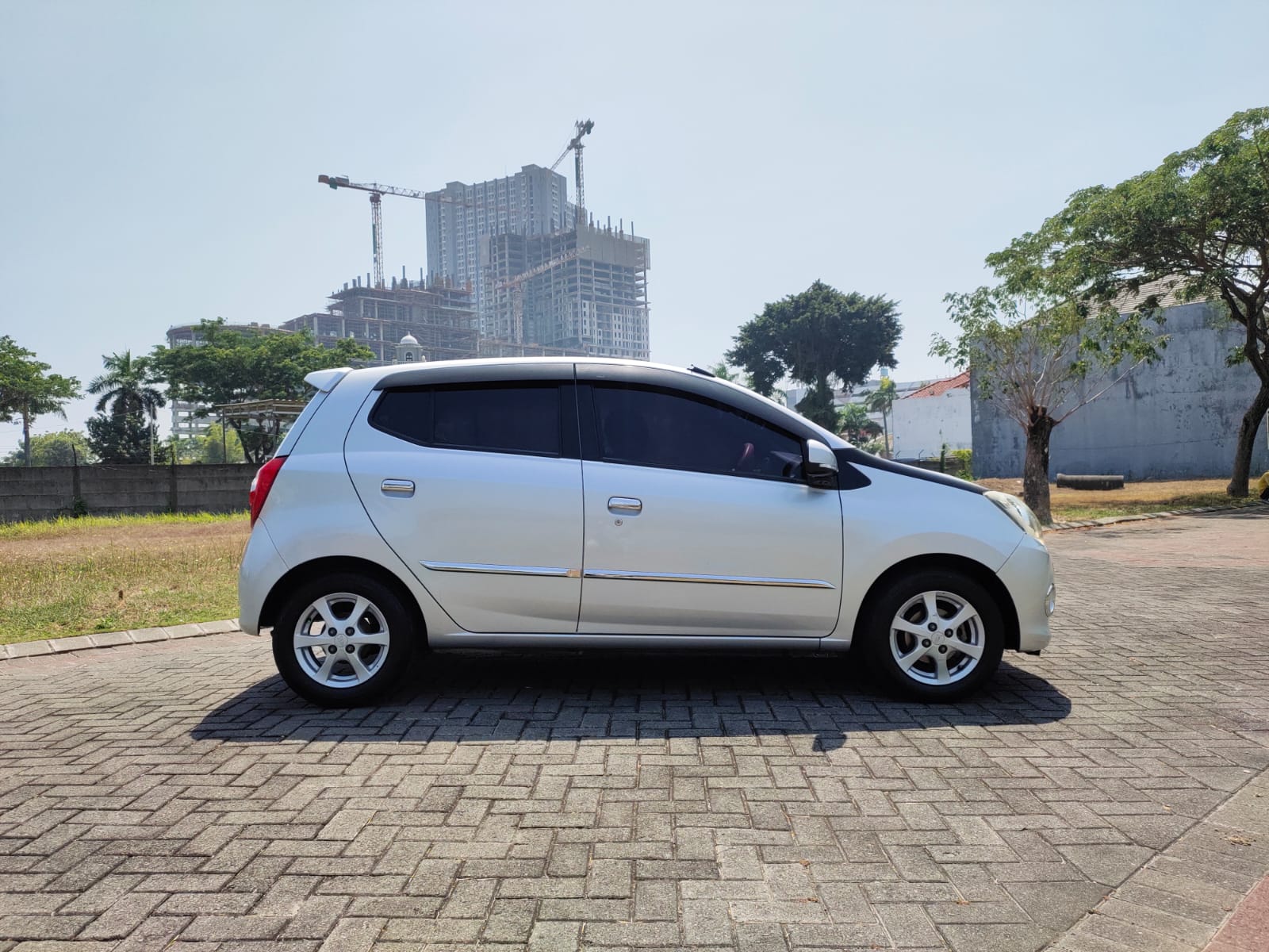 2013 Daihatsu Ayla  2013 Daihatsu Ayla