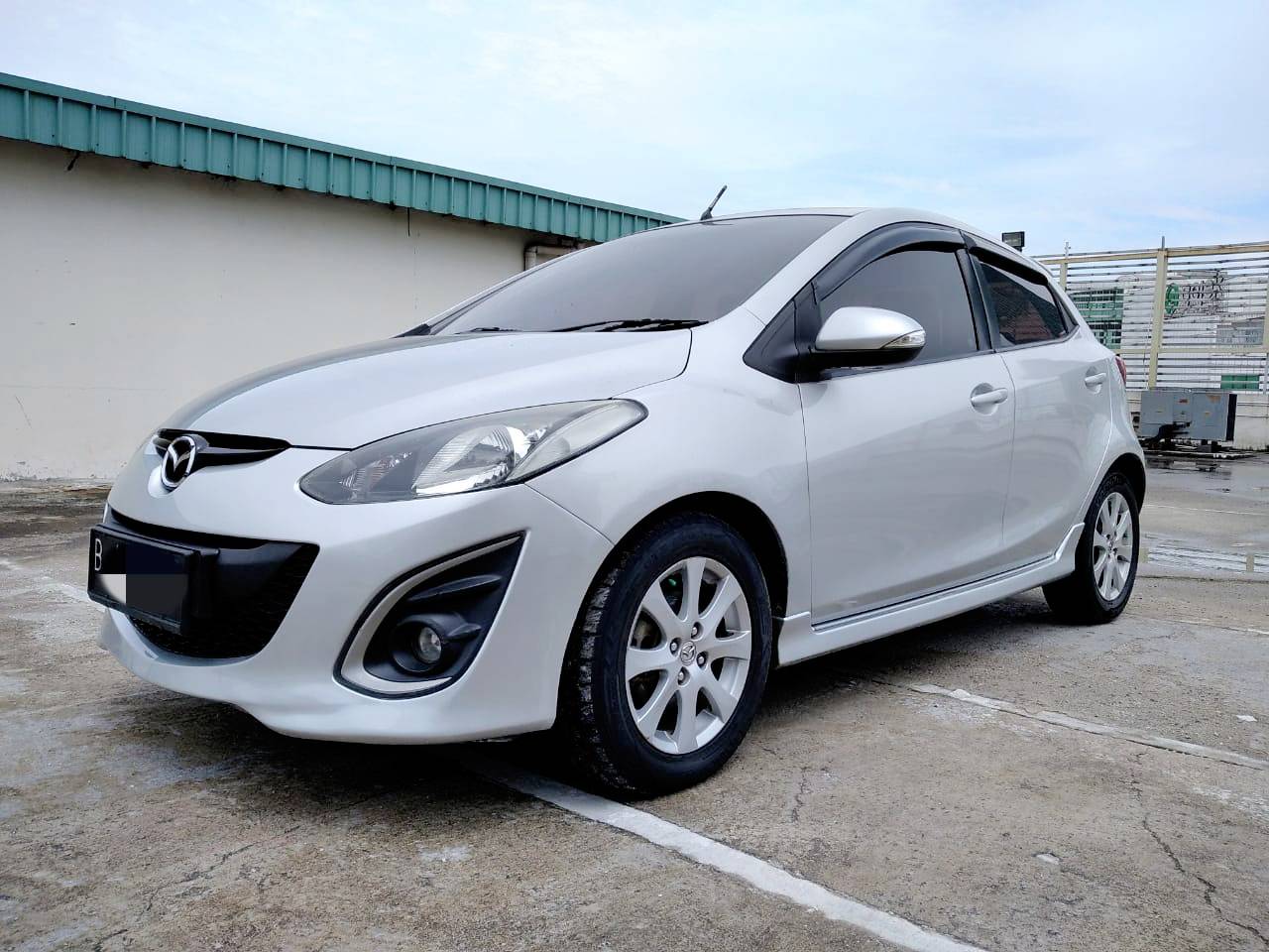 Old 2013 Mazda 2 Hatchback  HATCHBACK 1.5 V AT HATCHBACK 1.5 V AT