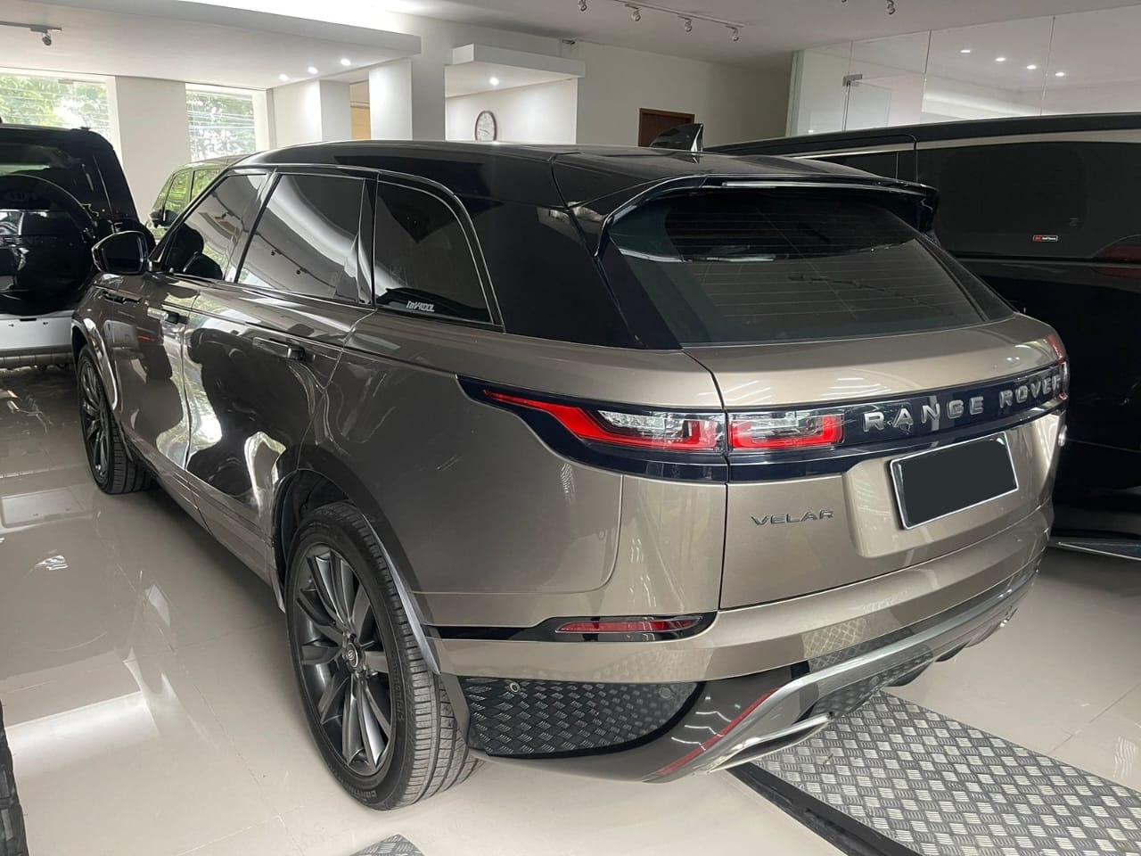 2018 Land Rover Range Rover Velar 2.0 R-Dynamic SE 2018 Land Rover Range Rover Velar 2.0 R-Dynamic SE