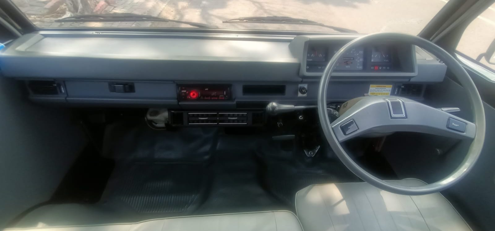 2015 Mitsubishi L300 2015 Mitsubishi L300