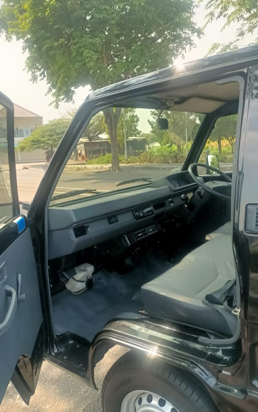 2015 Mitsubishi L300 2015 Mitsubishi L300