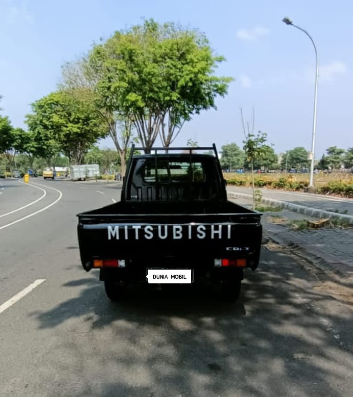 2015 Mitsubishi L300 2015 Mitsubishi L300