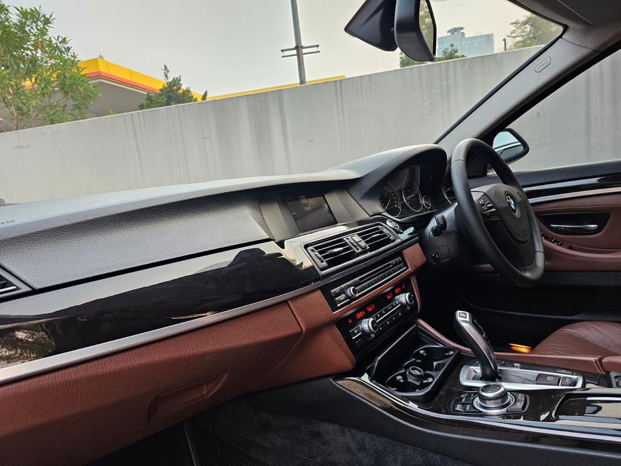 2013 BMW 5 Series Sedan  520i AT 2013 BMW 5 Series Sedan  520i AT