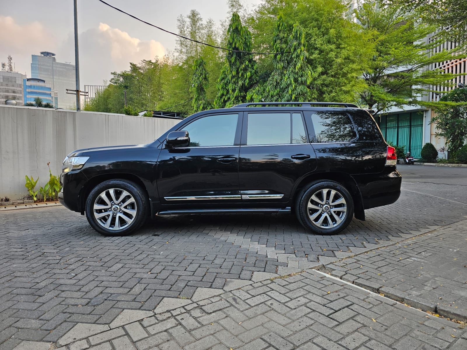 2015 Toyota Land Cruiser VX Grade 2015 Toyota Land Cruiser VX Grade