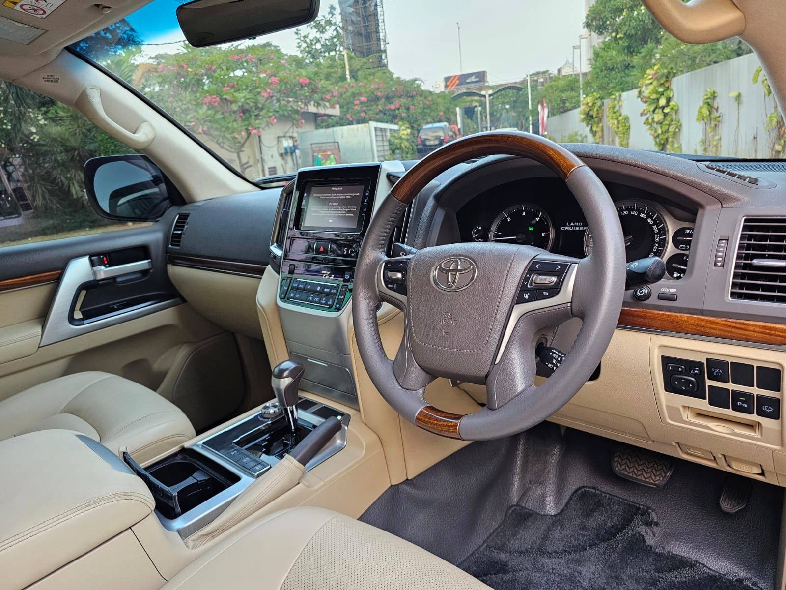 2015 Toyota Land Cruiser VX Grade 2015 Toyota Land Cruiser VX Grade