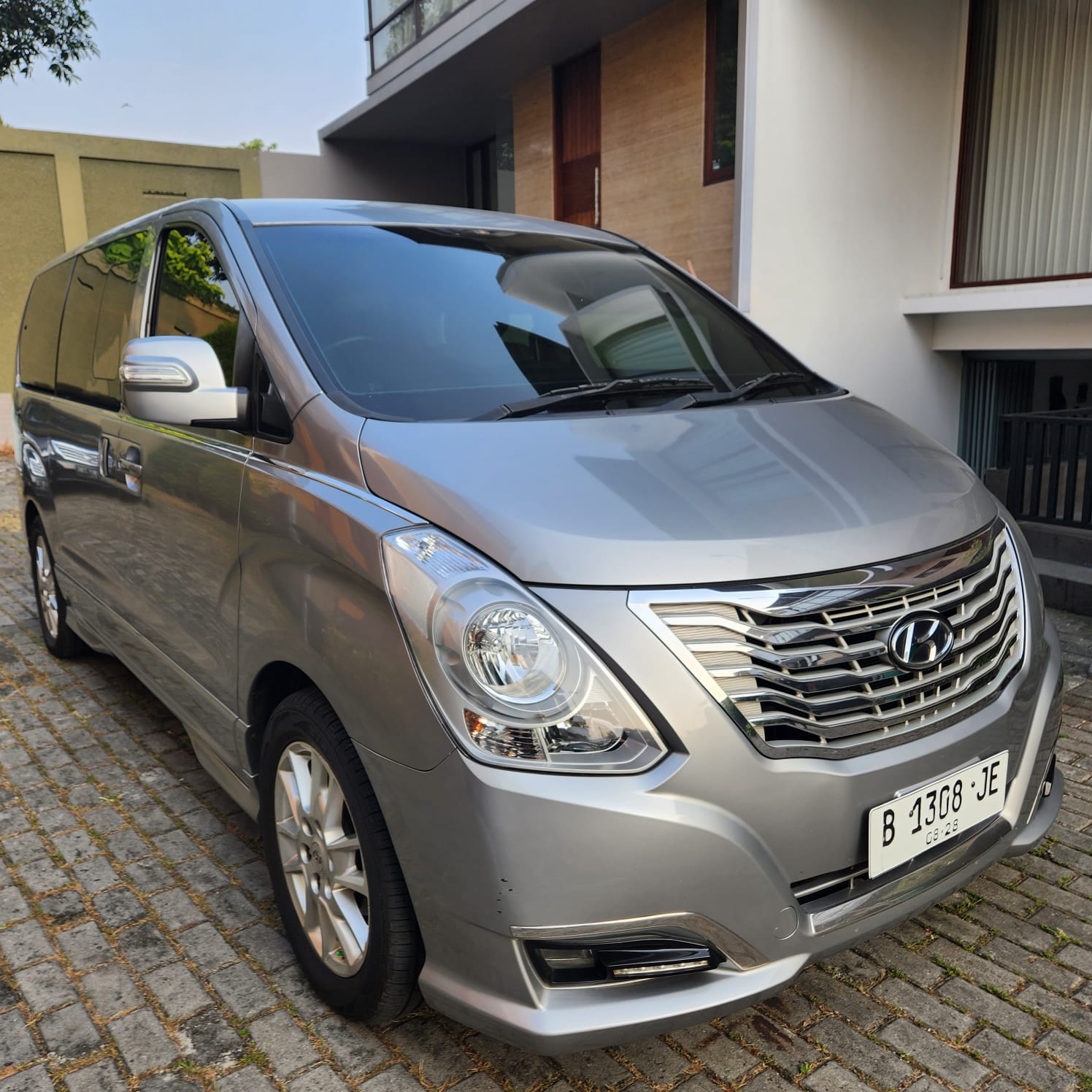 2016 Hyundai H-1  GLS 2.4 A/T 9 SEATER 2016 Hyundai H-1  GLS 2.4 A/T 9 SEATER