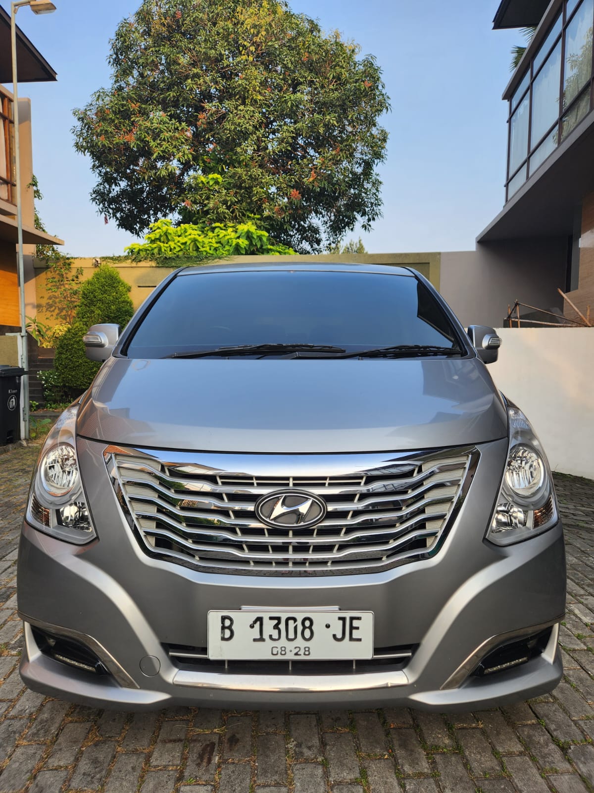 Second Hand 2016 Hyundai H-1  GLS 2.4 A/T 9 SEATER Second Hand 2016 Hyundai H-1  GLS 2.4 A/T 9 SEATER