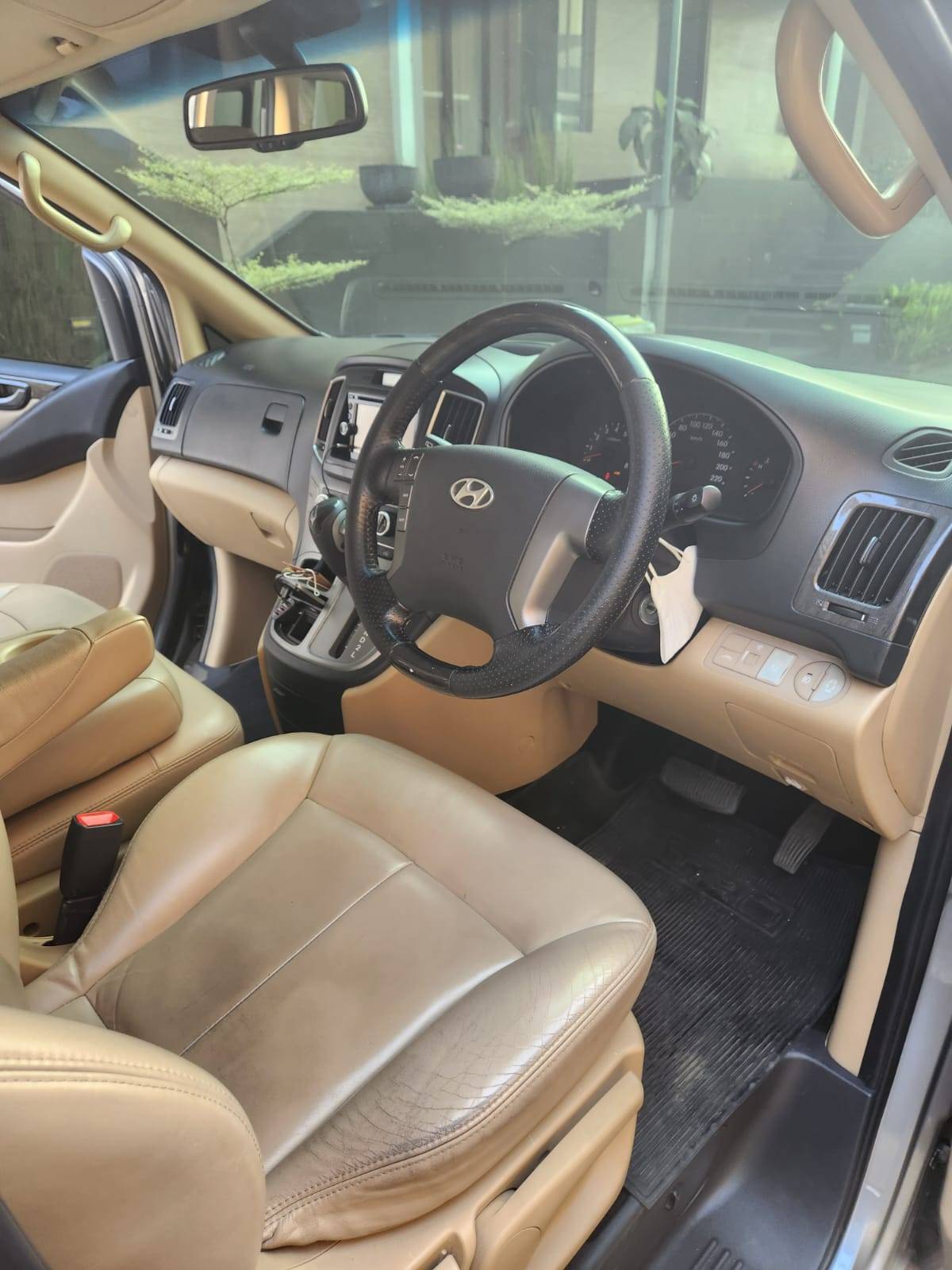 Old 2016 Hyundai H-1  GLS 2.4 A/T 9 SEATER GLS 2.4 A/T 9 SEATER