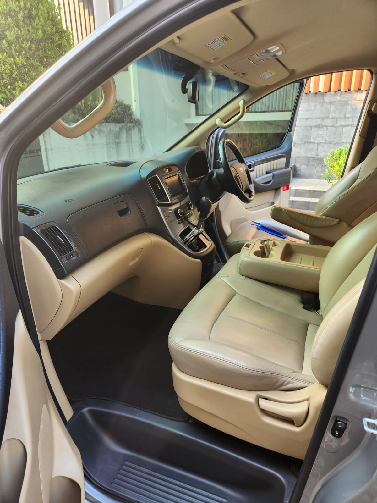 2016 Hyundai H-1  GLS 2.4 A/T 9 SEATER 2016 Hyundai H-1  GLS 2.4 A/T 9 SEATER