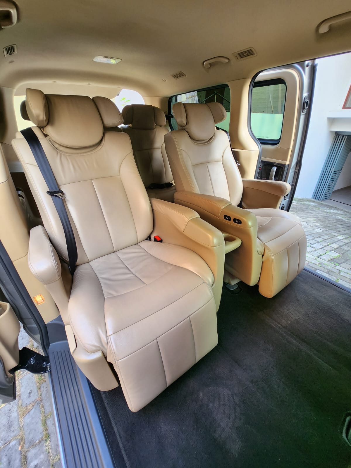 2016 Hyundai H-1  GLS 2.4 A/T 9 SEATER 2016 Hyundai H-1  GLS 2.4 A/T 9 SEATER