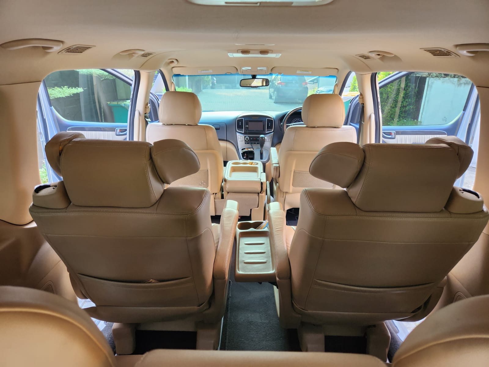 2016 Hyundai H-1  GLS 2.4 A/T 9 SEATER 2016 Hyundai H-1  GLS 2.4 A/T 9 SEATER