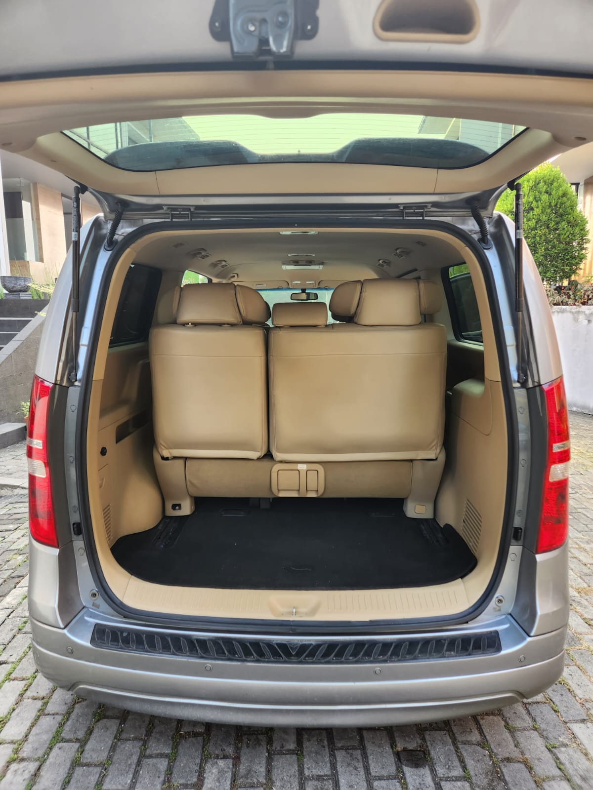 2016 Hyundai H-1  GLS 2.4 A/T 9 SEATER 2016 Hyundai H-1  GLS 2.4 A/T 9 SEATER