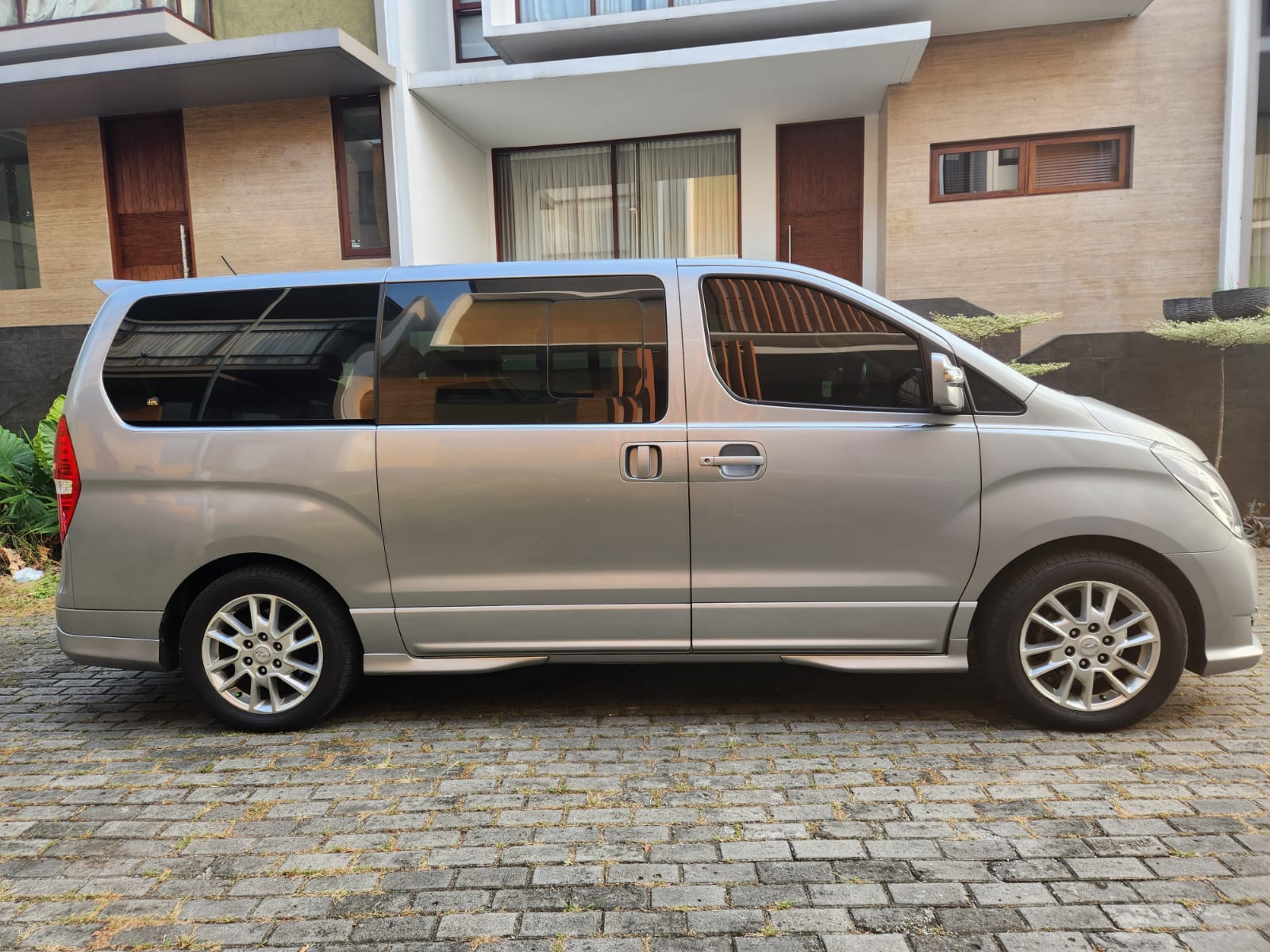 2016 Hyundai H-1  GLS 2.4 A/T 9 SEATER 2016 Hyundai H-1  GLS 2.4 A/T 9 SEATER