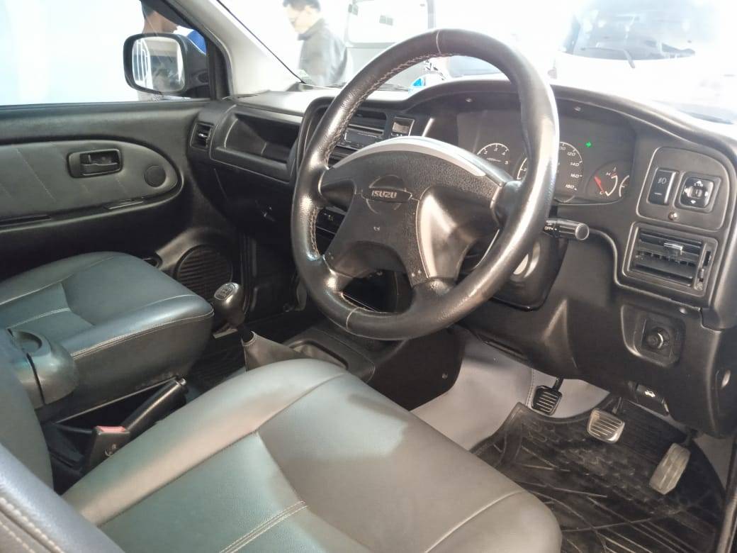 Old 2006 Isuzu Panther Grand Touring 2.5L MT Grand Touring 2.5L MT