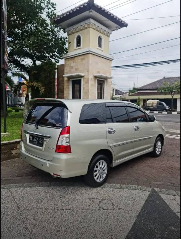 Dijual 2012 Toyota Kijang Innova 2.0 V AT 2.0 V AT Bekas
