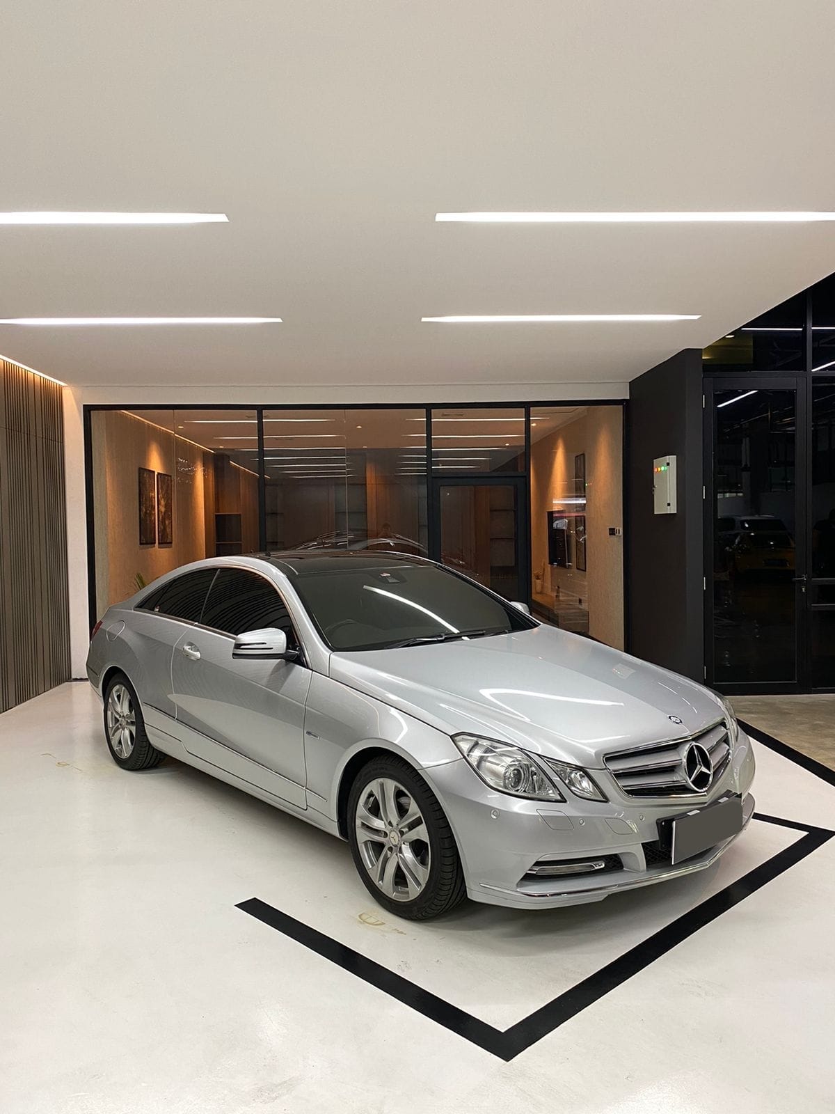 2011 Mercedes Benz E-Class  E 200 Coupe AMG Line 2011 Mercedes Benz E-Class  E 200 Coupe AMG Line