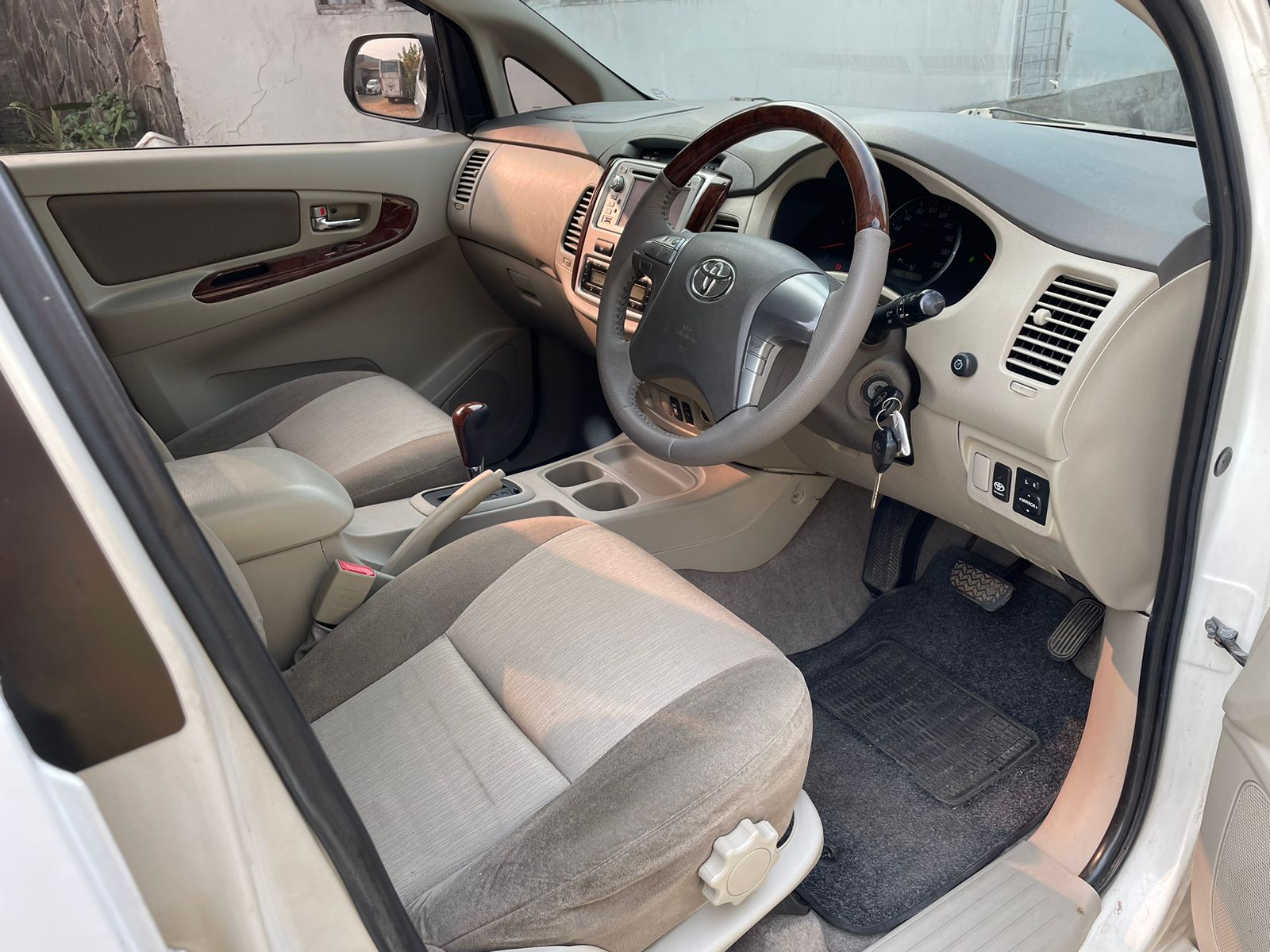 2012 Toyota Innova 2012 Toyota Innova