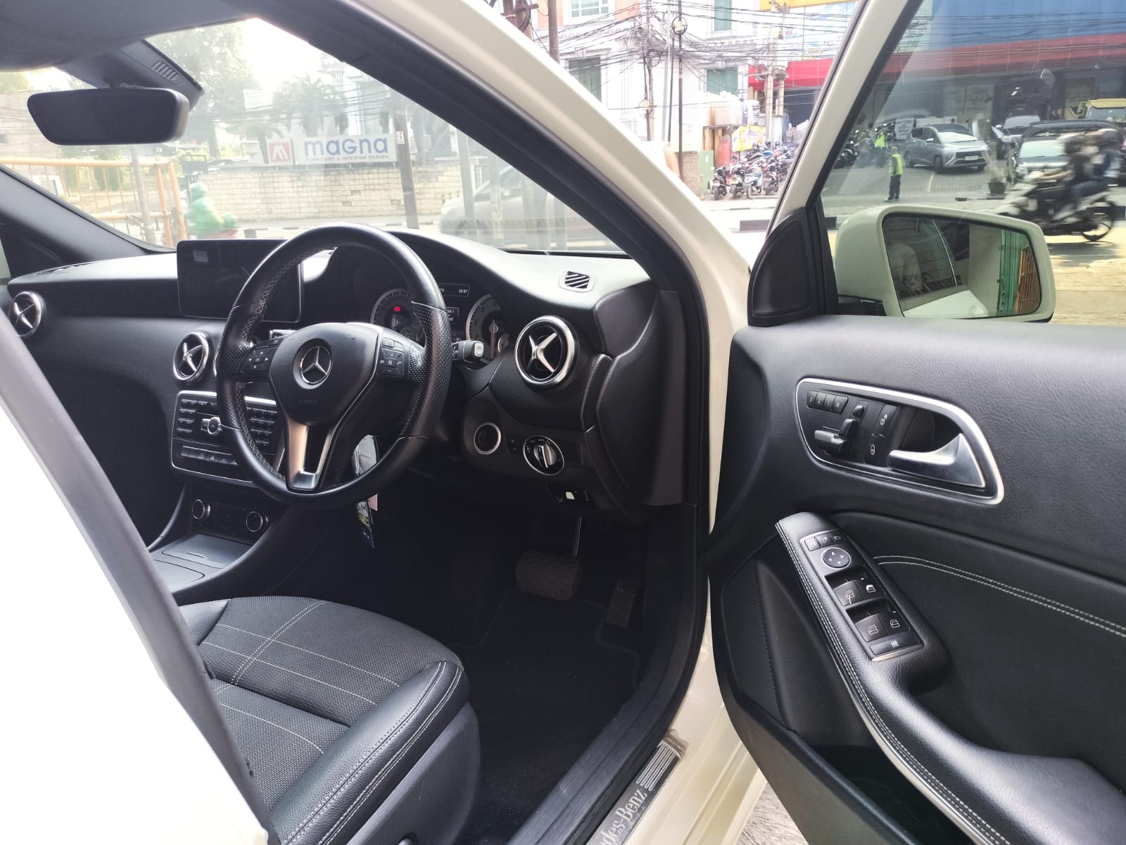 Dijual 2014 Mercedes Benz A-Class 200 URBAN 200 URBAN Bekas