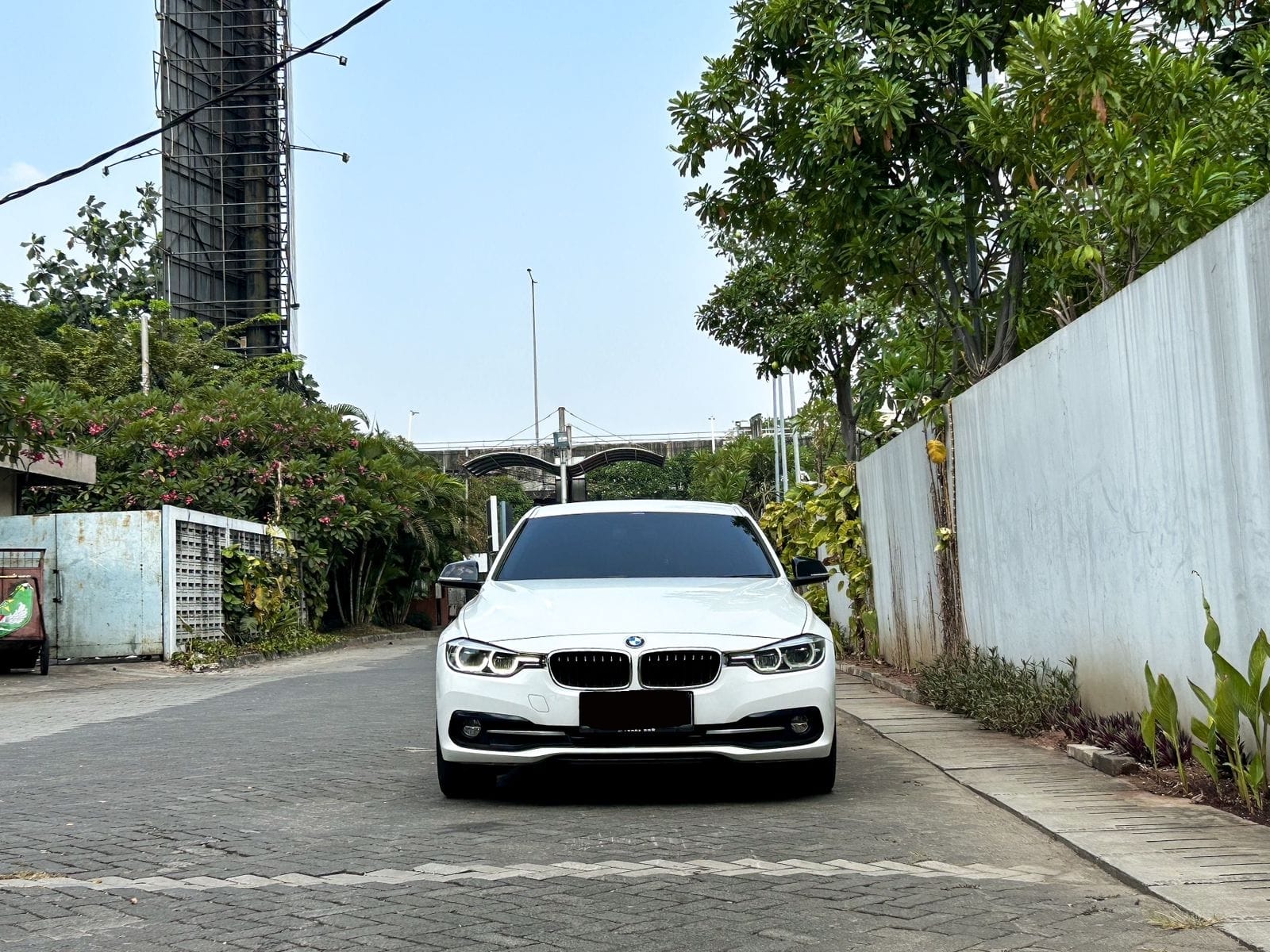 2017 BMW 3 Series Sedan  320i F30 SPORT Bekas 2017 BMW 3 Series Sedan  320i F30 SPORT Bekas