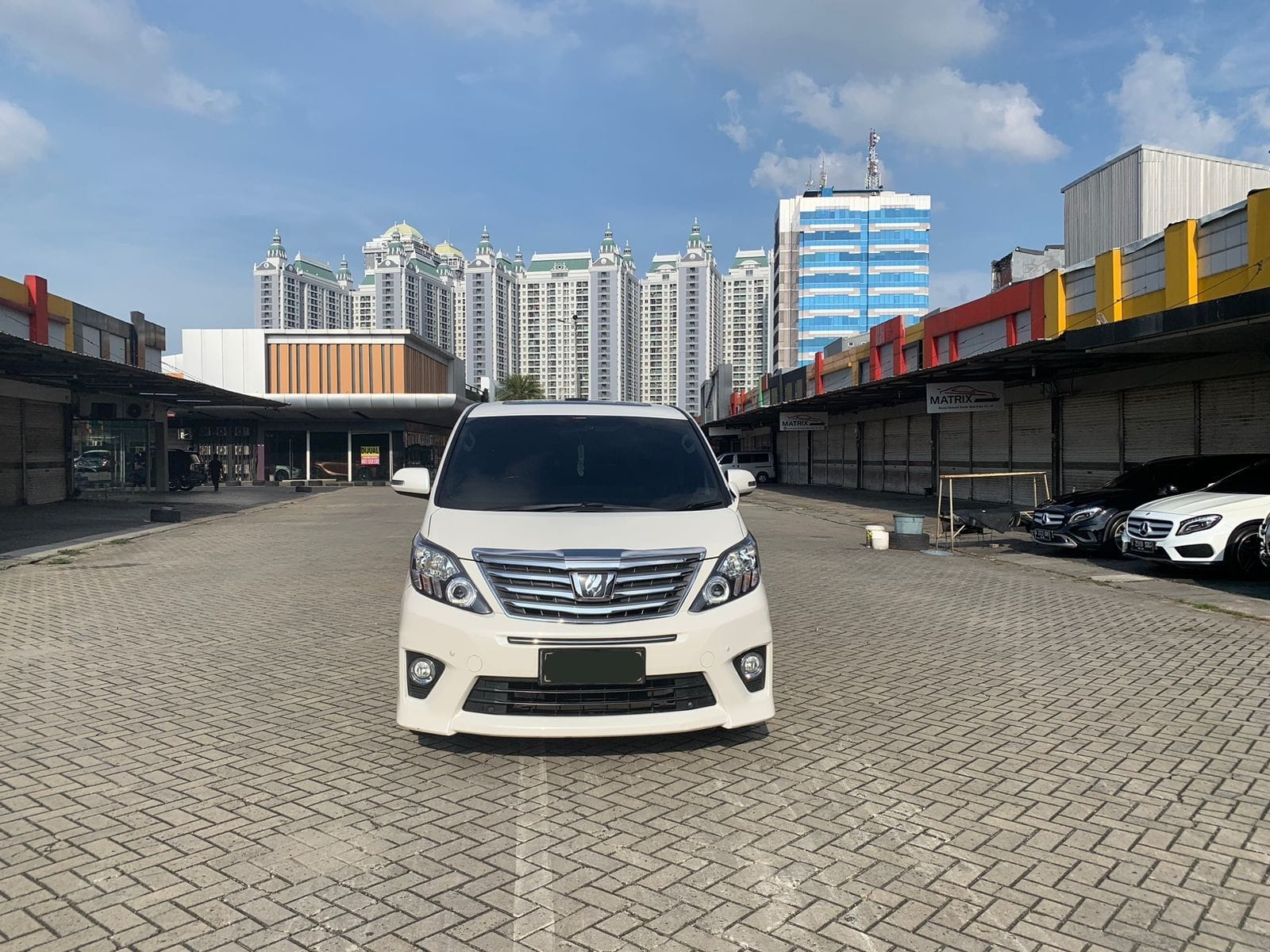 Second Hand 2013 Toyota Alphard  SC 2.4 AT Second Hand 2013 Toyota Alphard  SC 2.4 AT