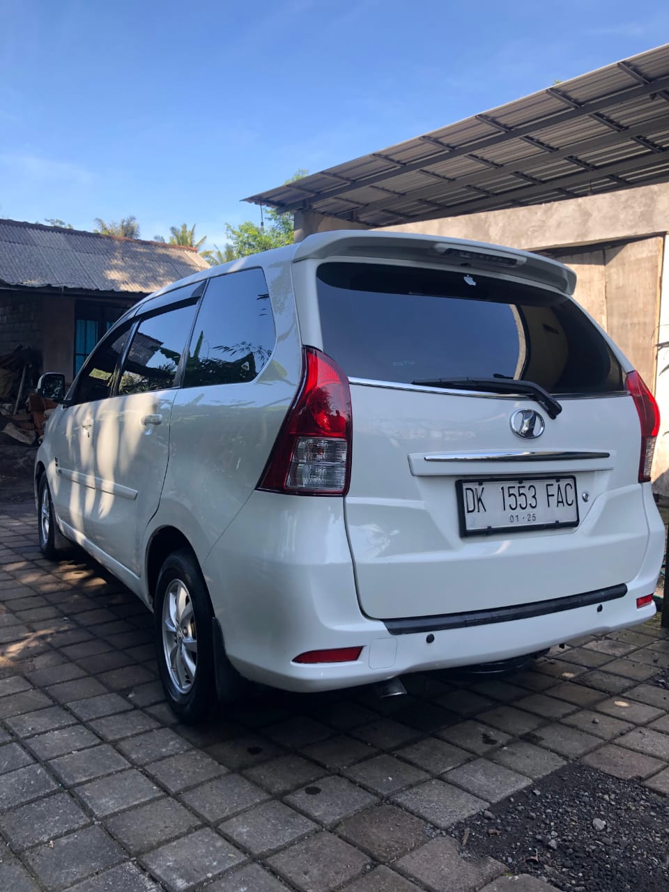 2015 Daihatsu Xenia  1.3L R DLX MT 2015 Daihatsu Xenia  1.3L R DLX MT