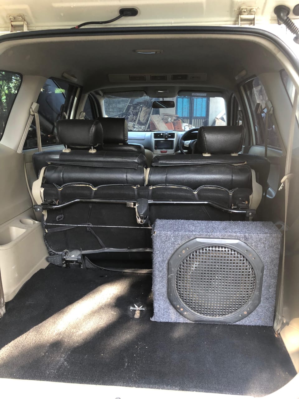 2015 Daihatsu Xenia  1.3L R DLX MT 2015 Daihatsu Xenia  1.3L R DLX MT