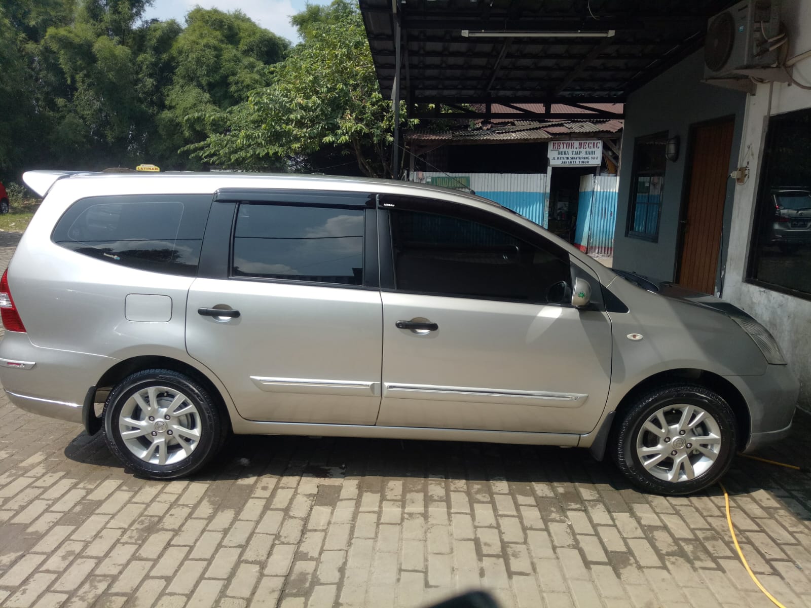 2012 Nissan Grand Livina  SV AT 2012 Nissan Grand Livina  SV AT