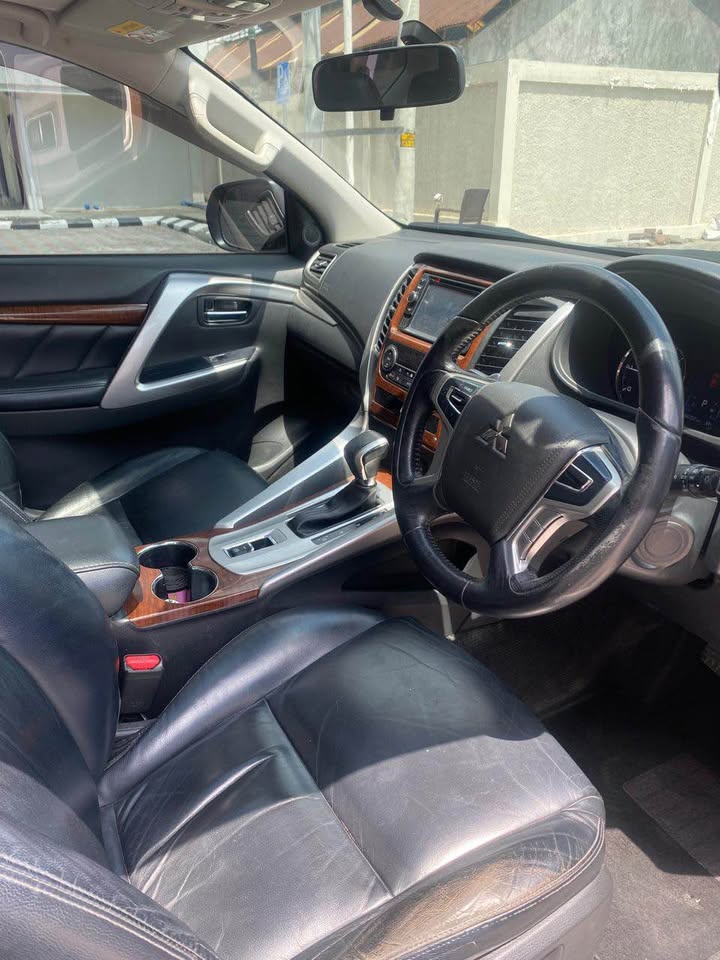 2016 Mitsubishi Pajero Sport Dakar AT 4x2 2016 Mitsubishi Pajero Sport Dakar AT 4x2