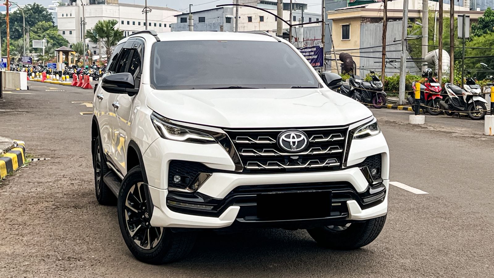 Second Hand 2022 Toyota Fortuner 4x2 2.8 GR Sport AT DSL Second Hand 2022 Toyota Fortuner 4x2 2.8 GR Sport AT DSL