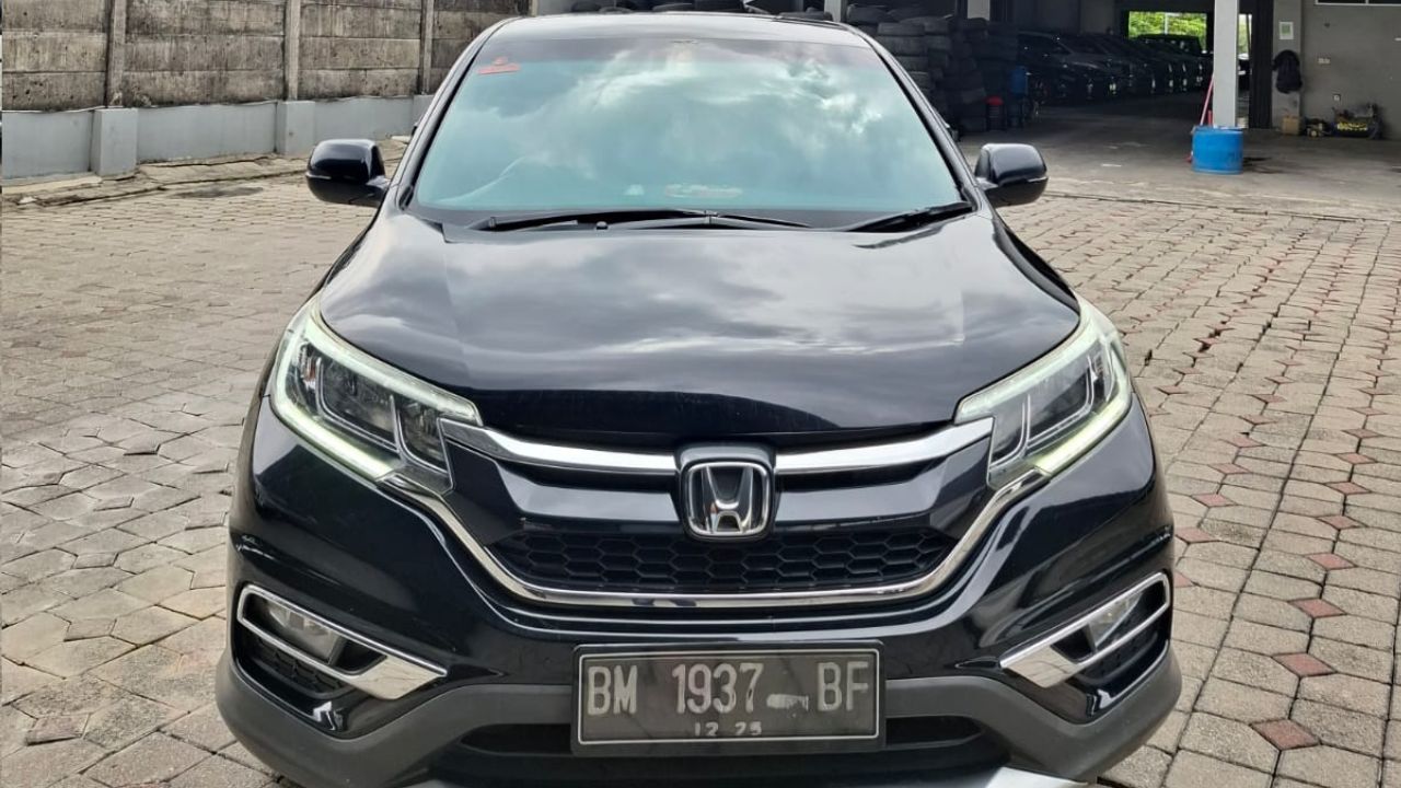 Second Hand 2015 Honda CR-V  2.0 i-VTEC MT Second Hand 2015 Honda CR-V  2.0 i-VTEC MT