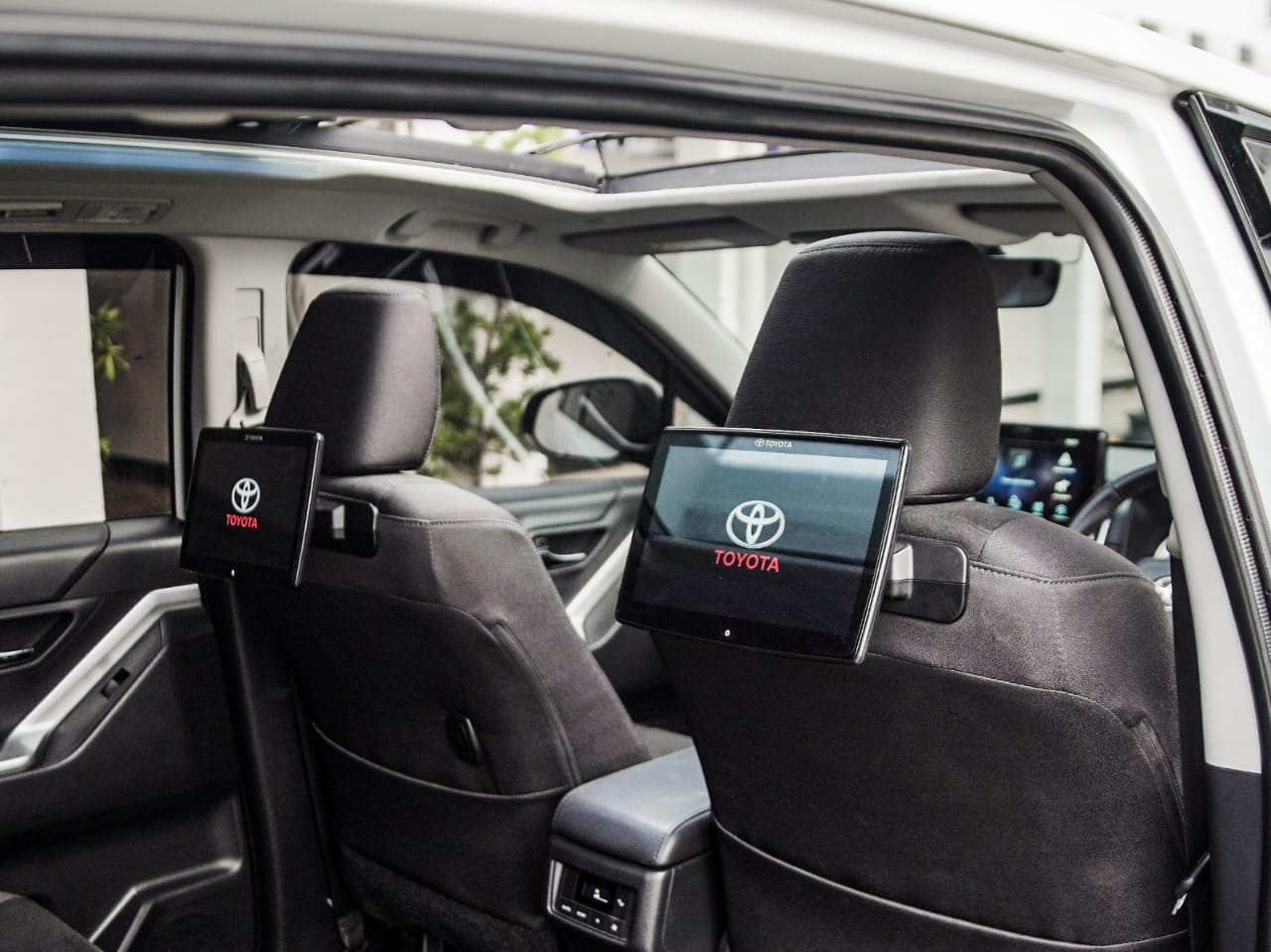 2024 Toyota Kijang Innova Zenix Hybrid EV 2024 Toyota Kijang Innova Zenix Hybrid EV