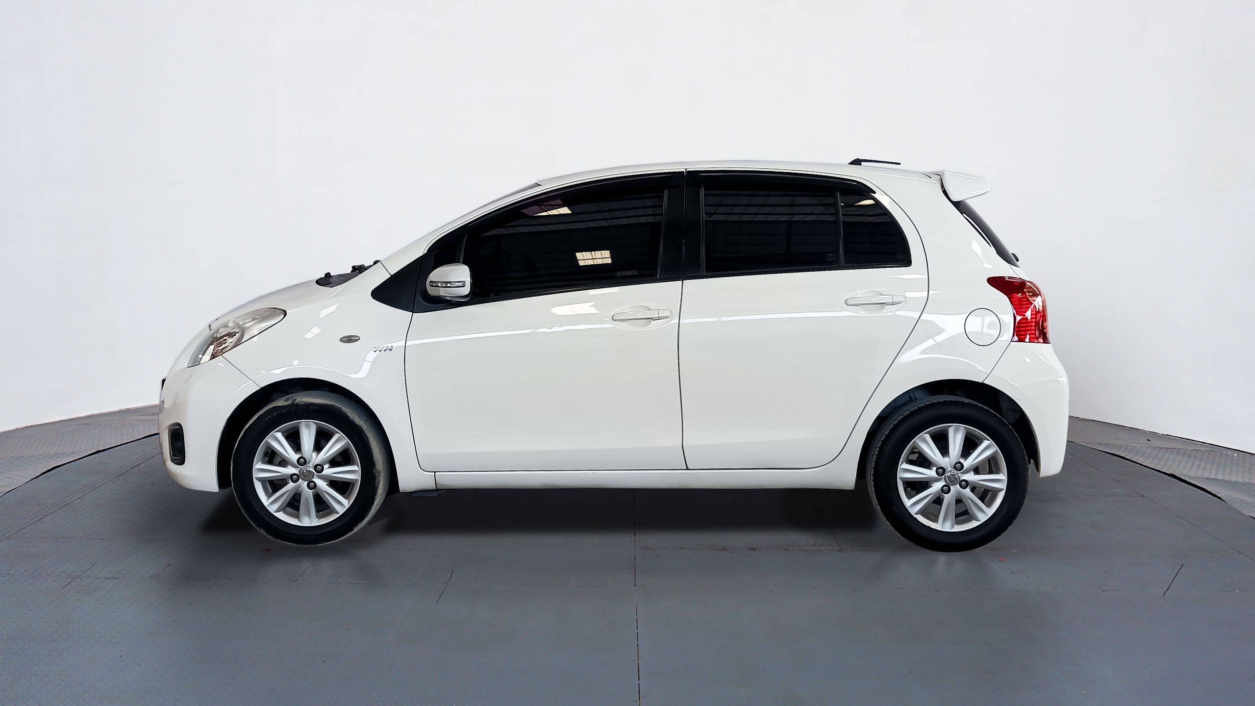 2013 Toyota Yaris  J AT J AT tua