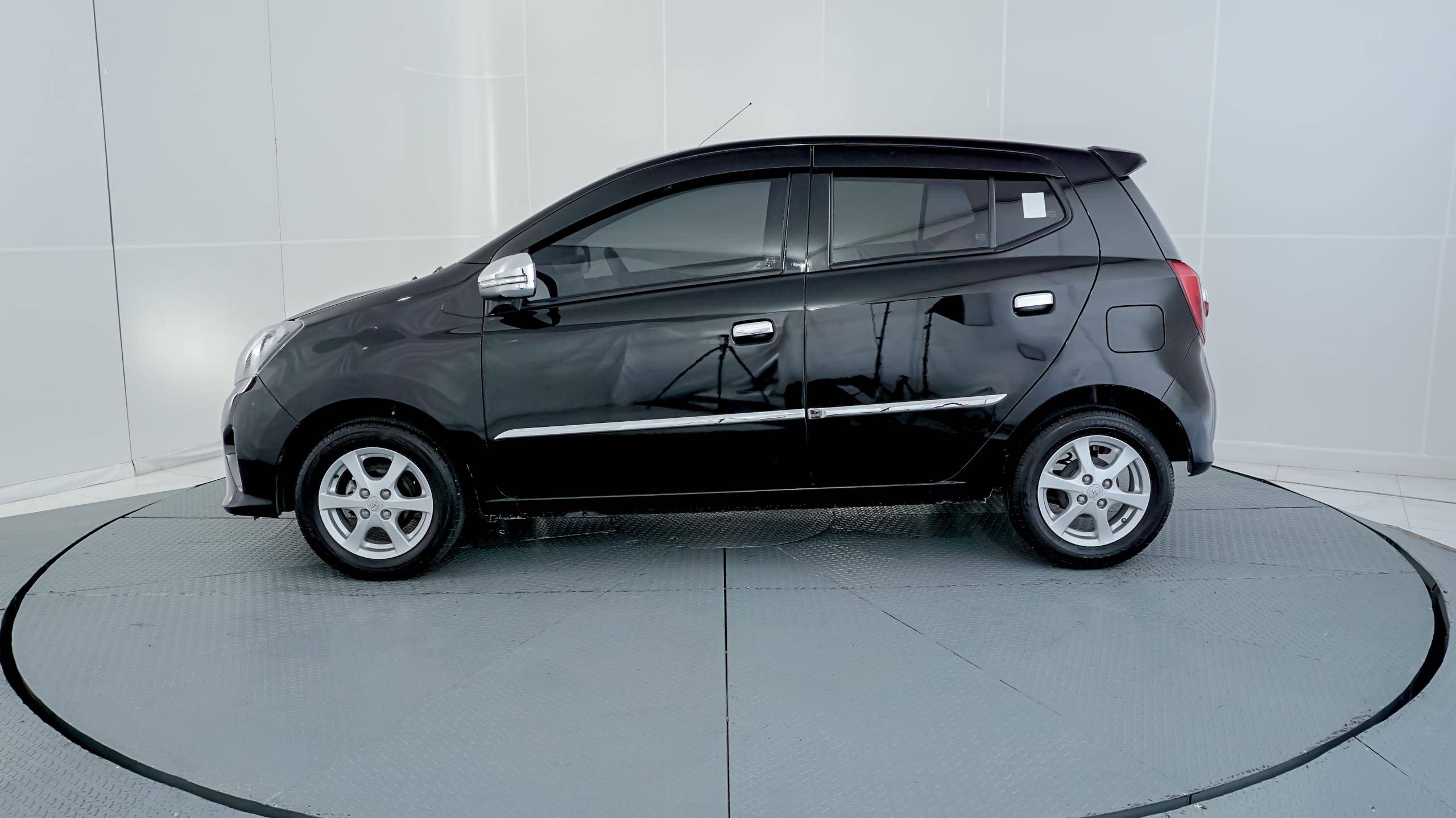 2017 Toyota Agya 1.0L G M/T 1.0L G M/T tua