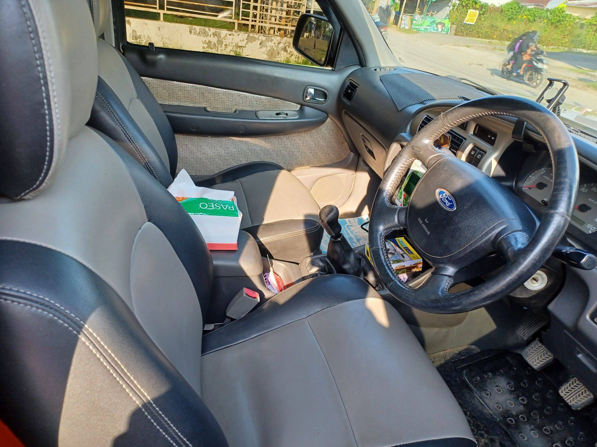 2004 Ford Everest 2.5 4X2 MT XLT 2.5 4X2 MT XLT tua