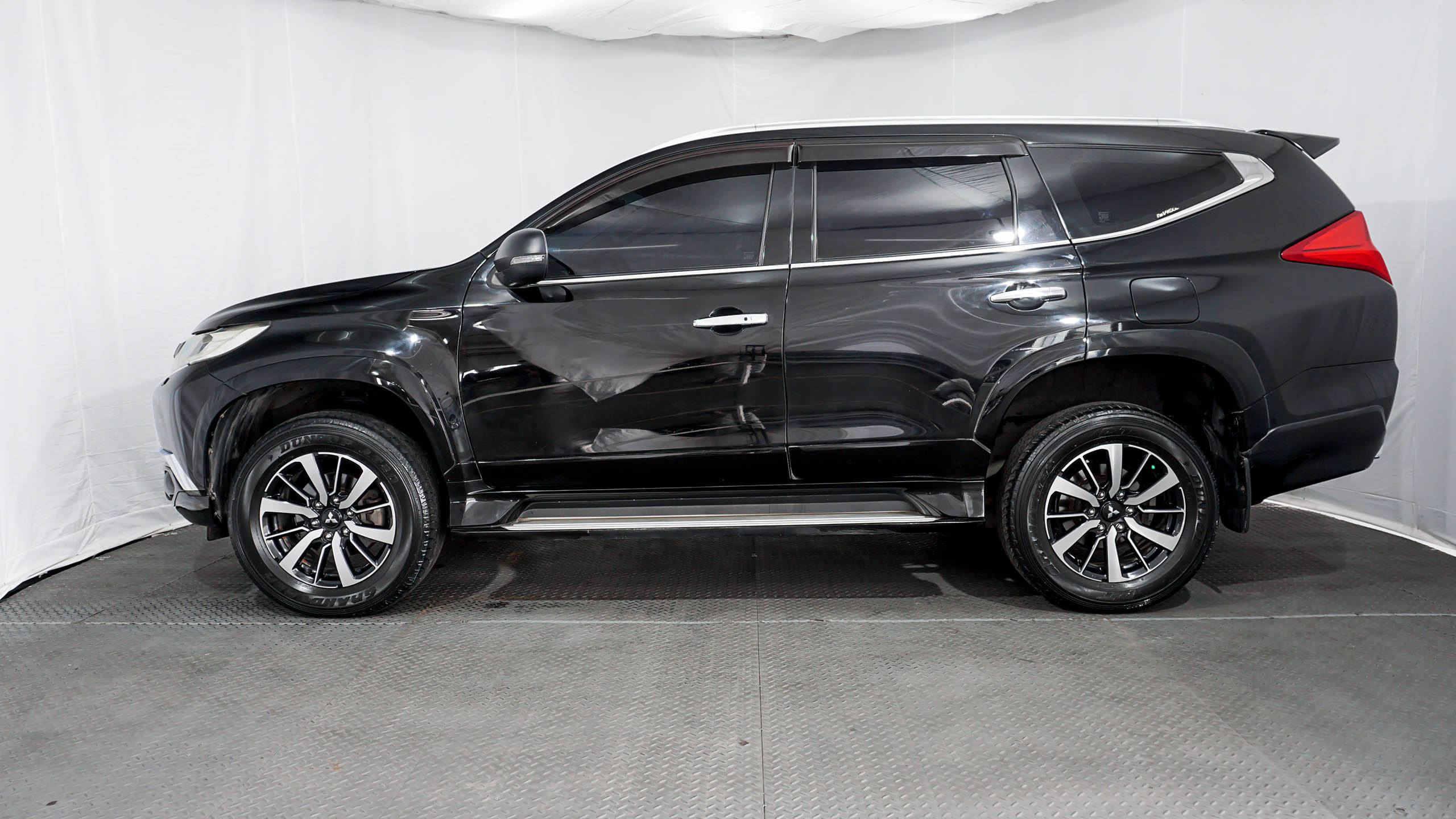 Old 2016 Mitsubishi Pajero Sport  Dakar 4x2 AT Dakar 4x2 AT