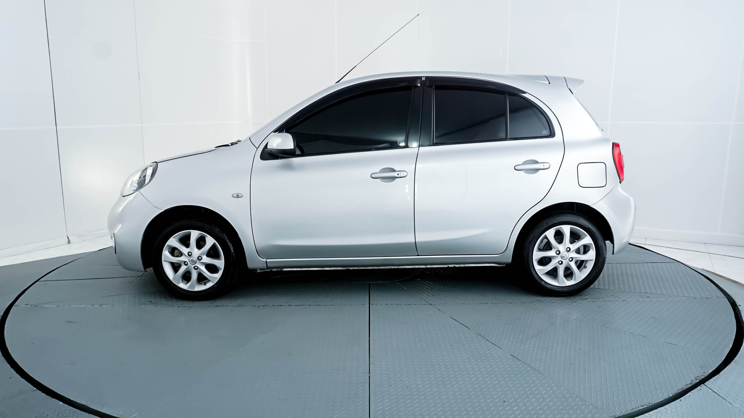 Old 2013 Nissan March 1.5L AT 1.5L AT