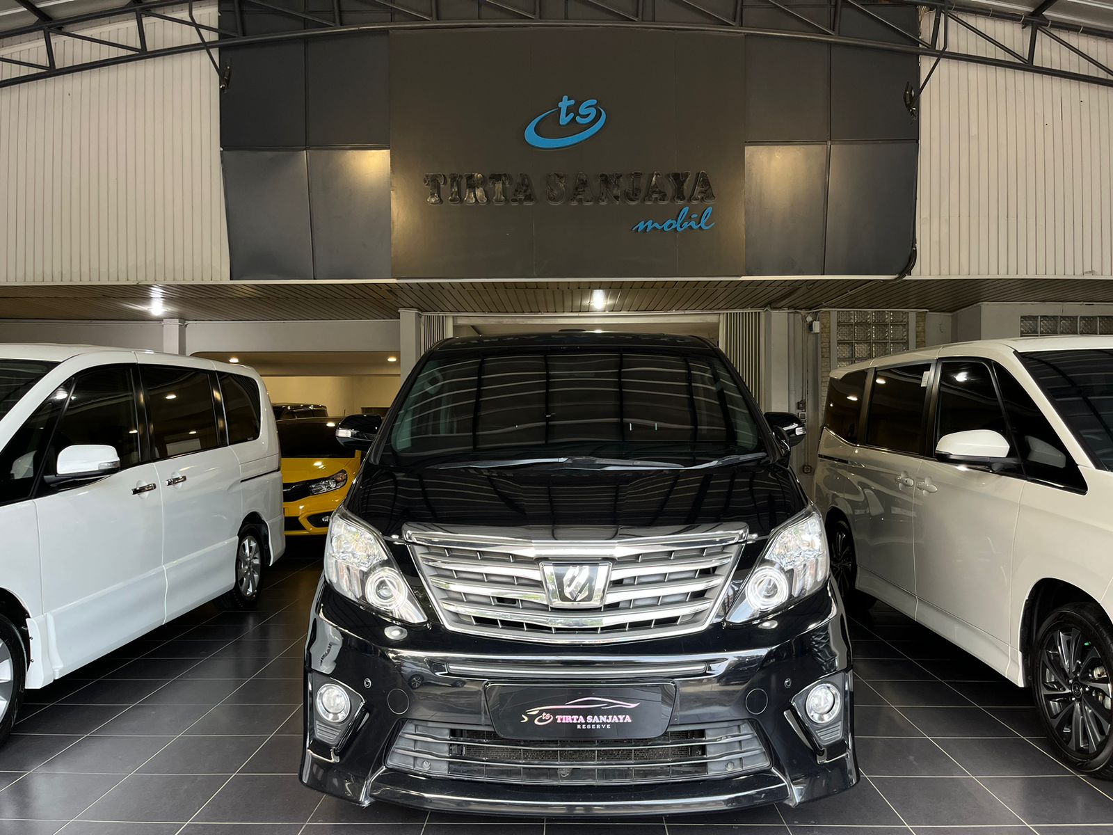 Second Hand 2014 Toyota Alphard Second Hand 2014 Toyota Alphard